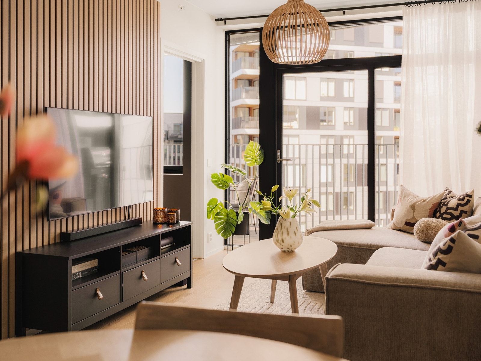 Videre inn kommer man til en lys og innbydende stue med god plass til å senke skuldrene, midt i byen, men likevel med en lun hjemmefølelse. Galleribilde