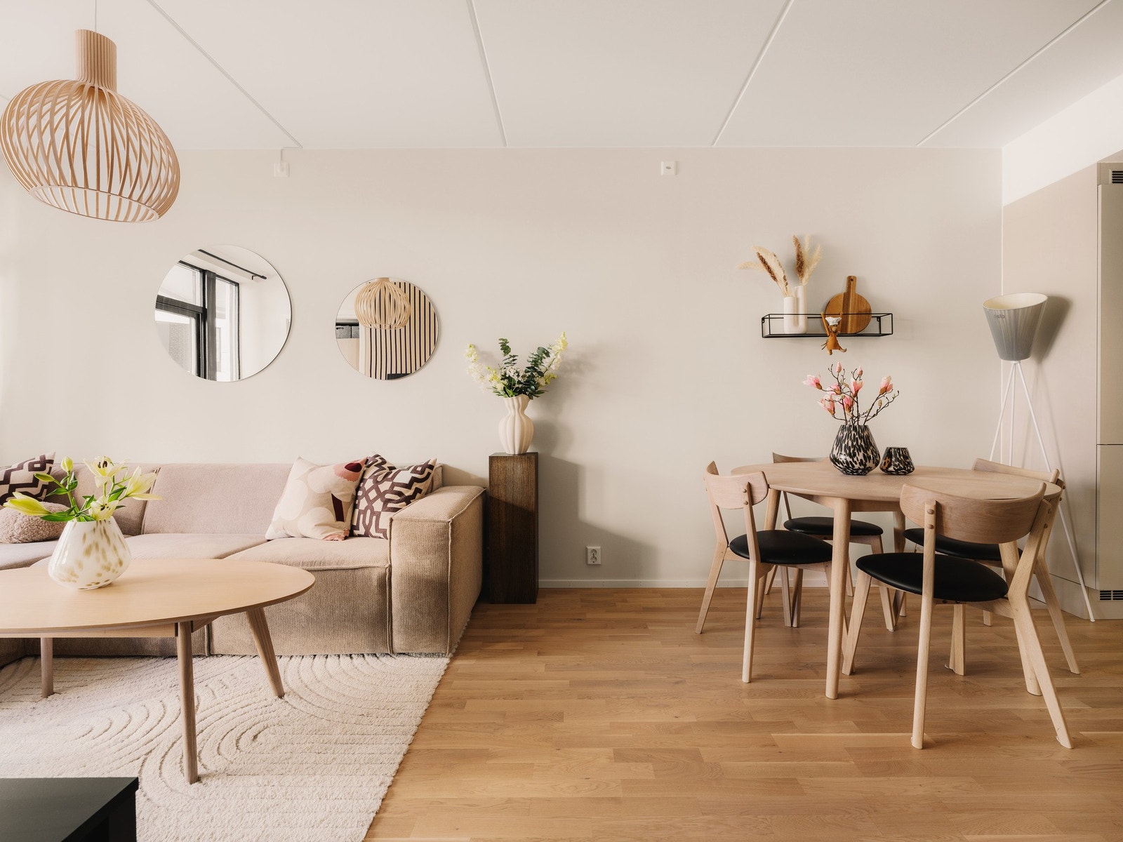 Her kan du innrede med både sofagruppe og spisebord uten at rommet føles trangt, en sosial og arealeffektiv løsning. Galleribilde