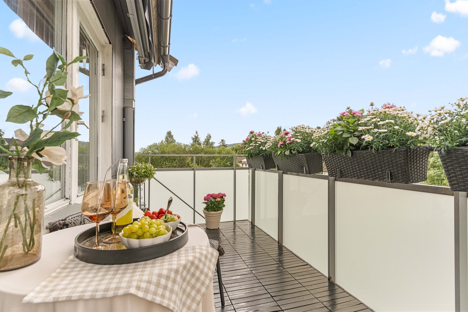 Balkongen vender mot sydvest og inviterer til lange ettermiddager i solen. Galleribilde