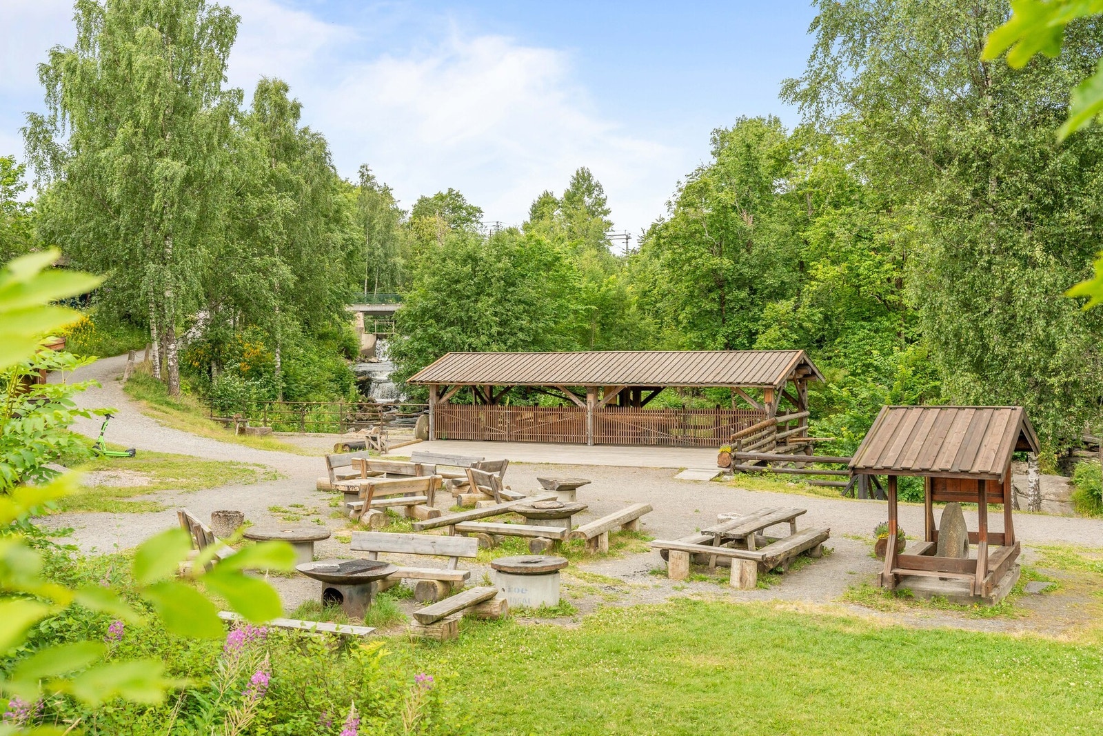 Langs Sagelva møtes grønne omgivelser og lokal historie ved Strømmenkverna. Galleribilde