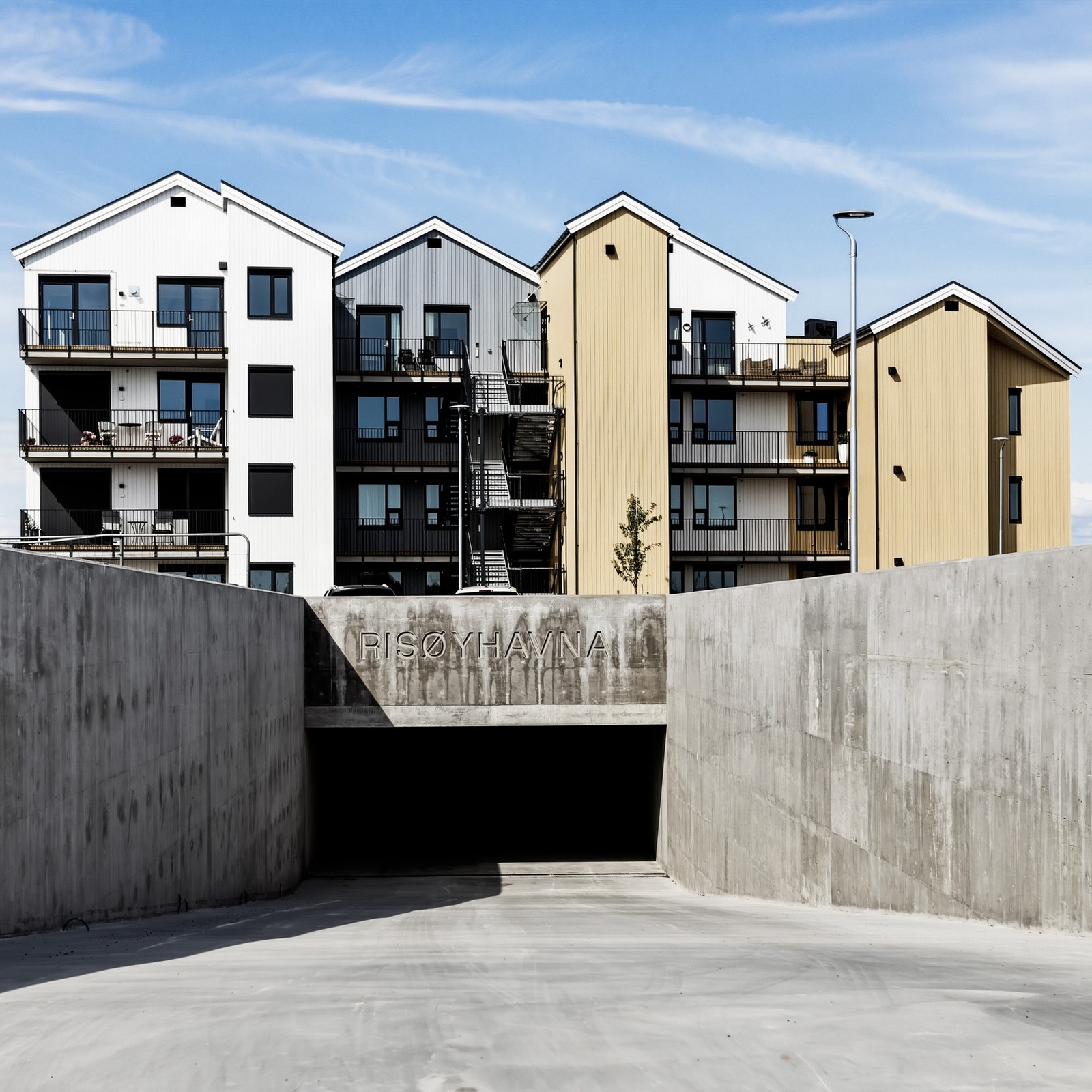 Nedkjøringen til garasjeanlegget. Flott detalj med utfreset prosjektnavn i betongen. Velkommen til Risøyhavna. Galleribilde