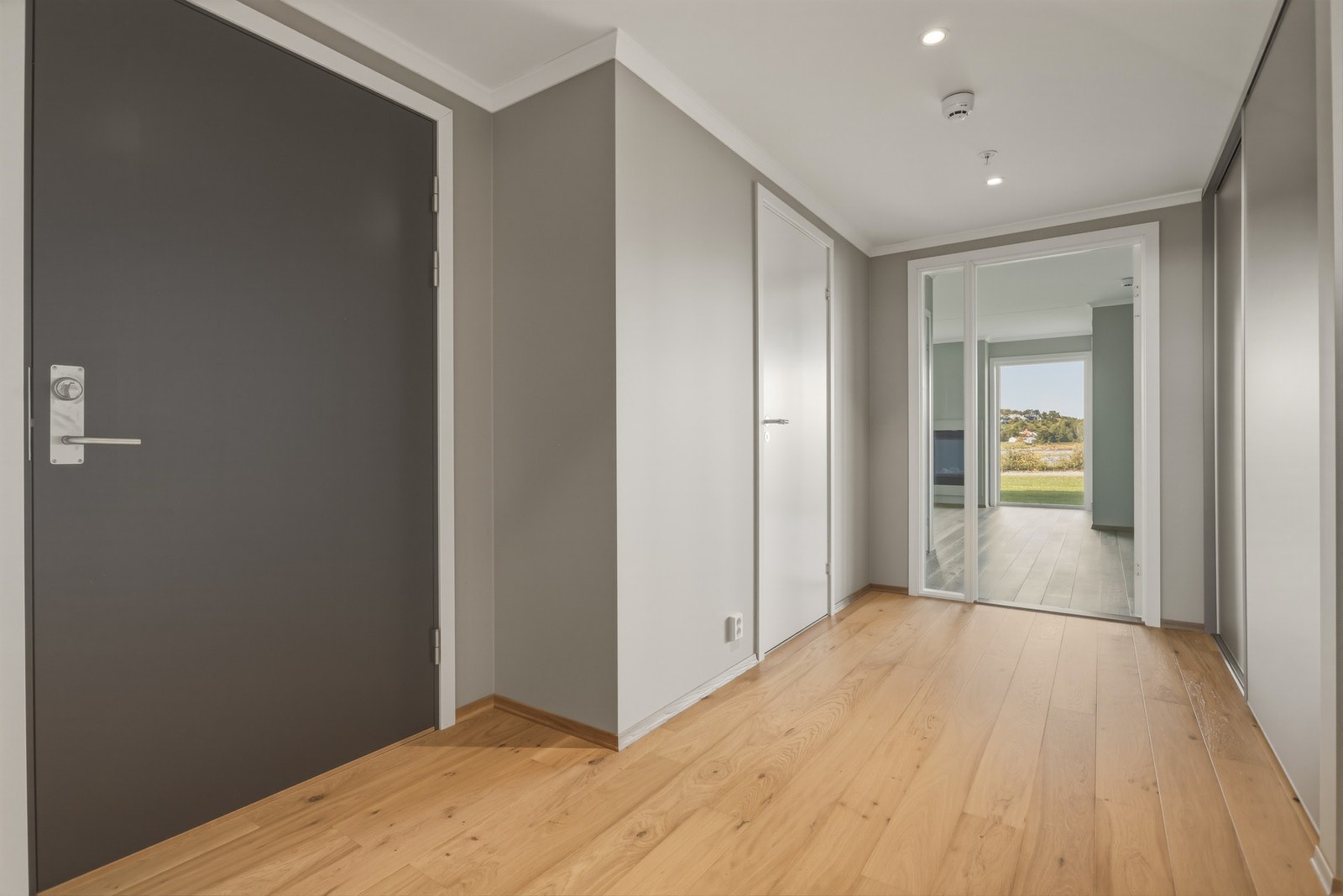 Man kommer inn i en romslig entré hvor man har varme i gulvet, stor skyvedørsgarderobe og en glassdør som skille gang og stue fra hverandre. Galleribilde