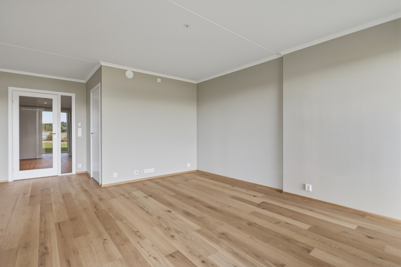 Det er god plass for møblering i stuerommet. Galleribilde