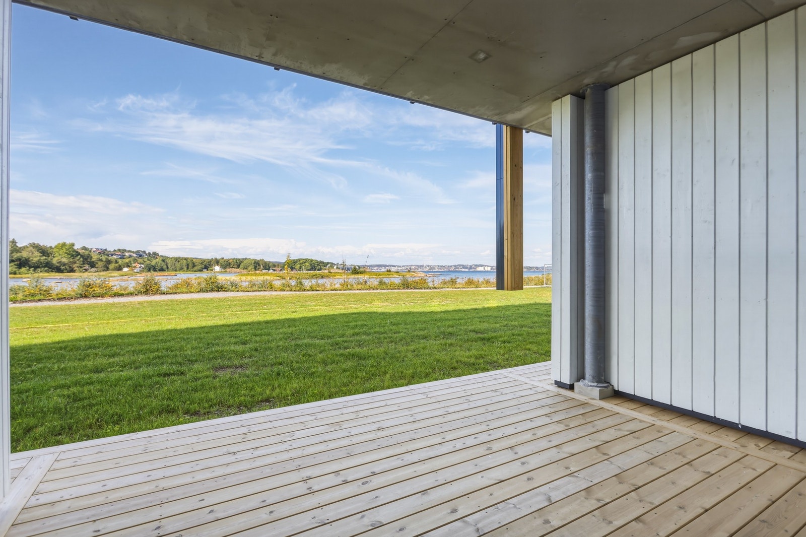 Overbygd terrasse gir en lun og god uteplass, hvor man kan nyte sjøen i ro og fred. Galleribilde