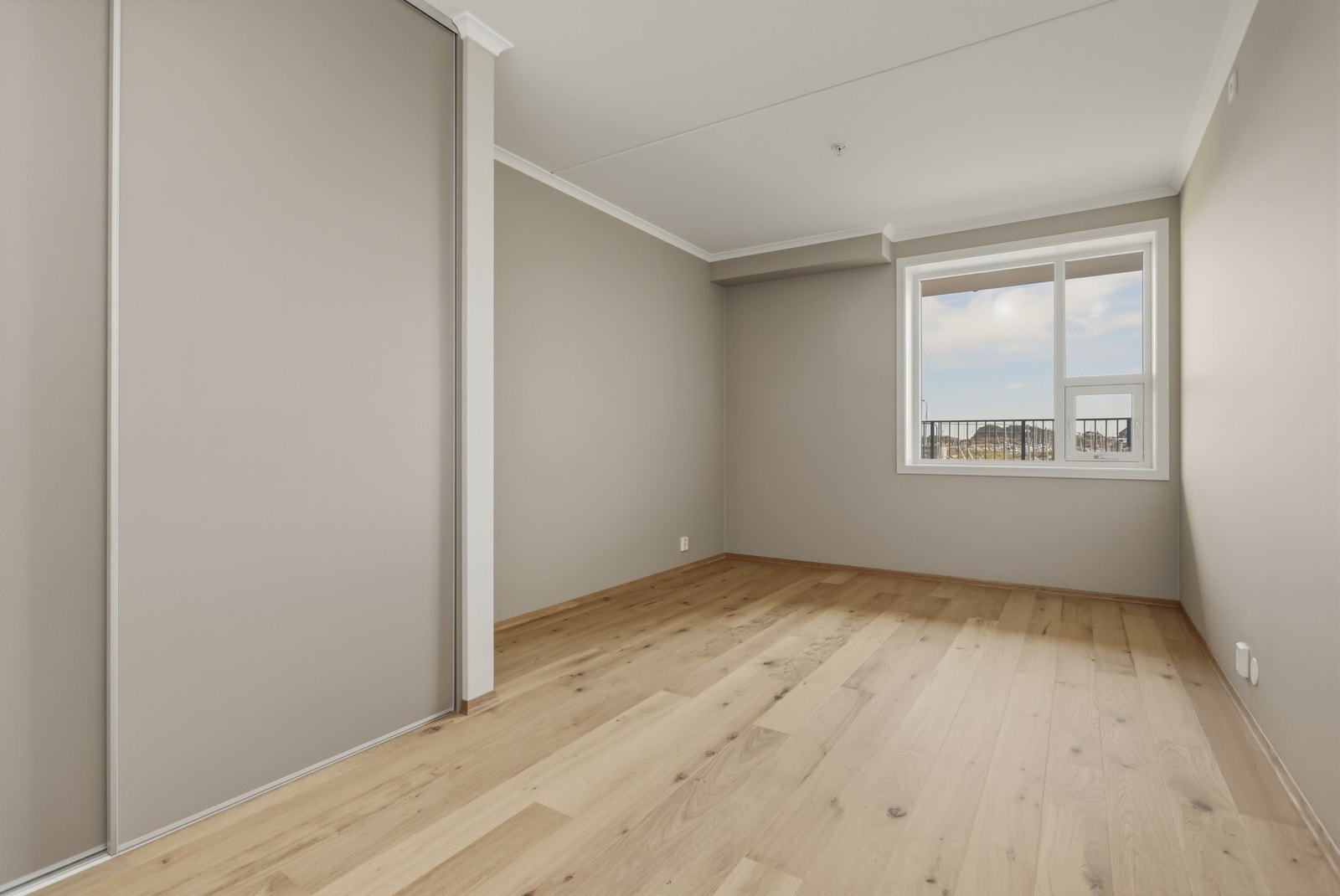 Leiligheten har to soverom. Her fra hovedsoverommet, som også har god plass til garderobe, samt privat bad. Galleribilde