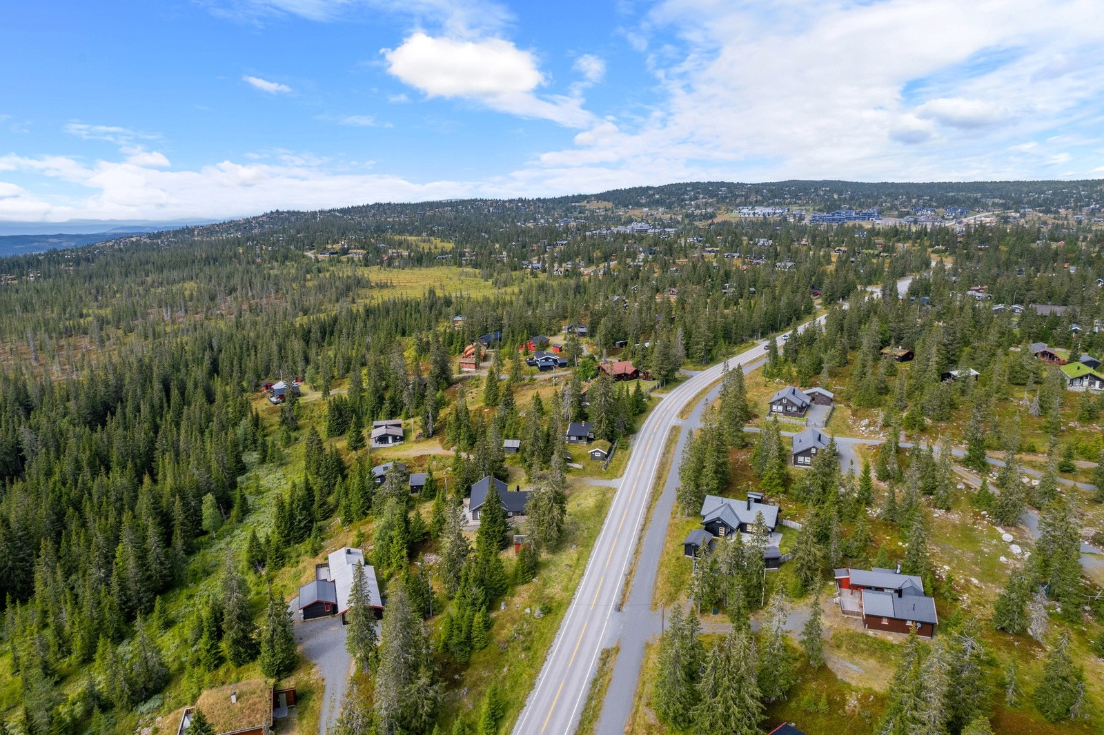 Fra hytta er det gangavstand til Sjusjøvannet, som byr på fine turmuligheter og bademuligheter om sommeren. Galleribilde