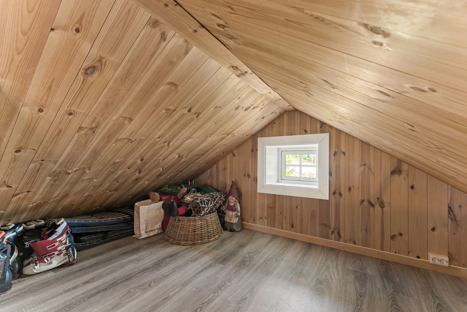 Hemsen har skråtak og gjennomgående trepanel på vegger og i himlingen, mens gulvene er belagt med teppe og laminat. Galleribilde