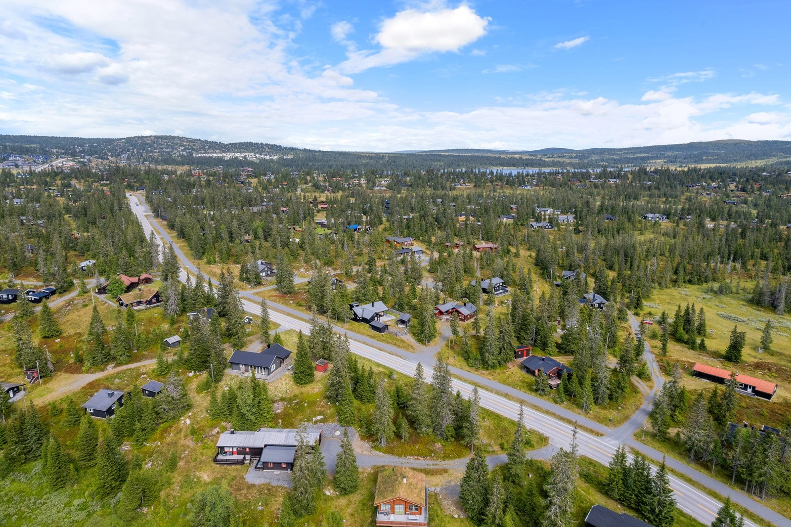 Det er kort vei til Sjusjøen sentrum med dagligvarebutikk, sportsbutikk, serveringssteder, Rustad Fjellstue og Sjusjøen Fjellkirke. Visit Sjusjøen tilbyr i tillegg ulike aktiviteter og arrangementer gjennom året. Galleribilde