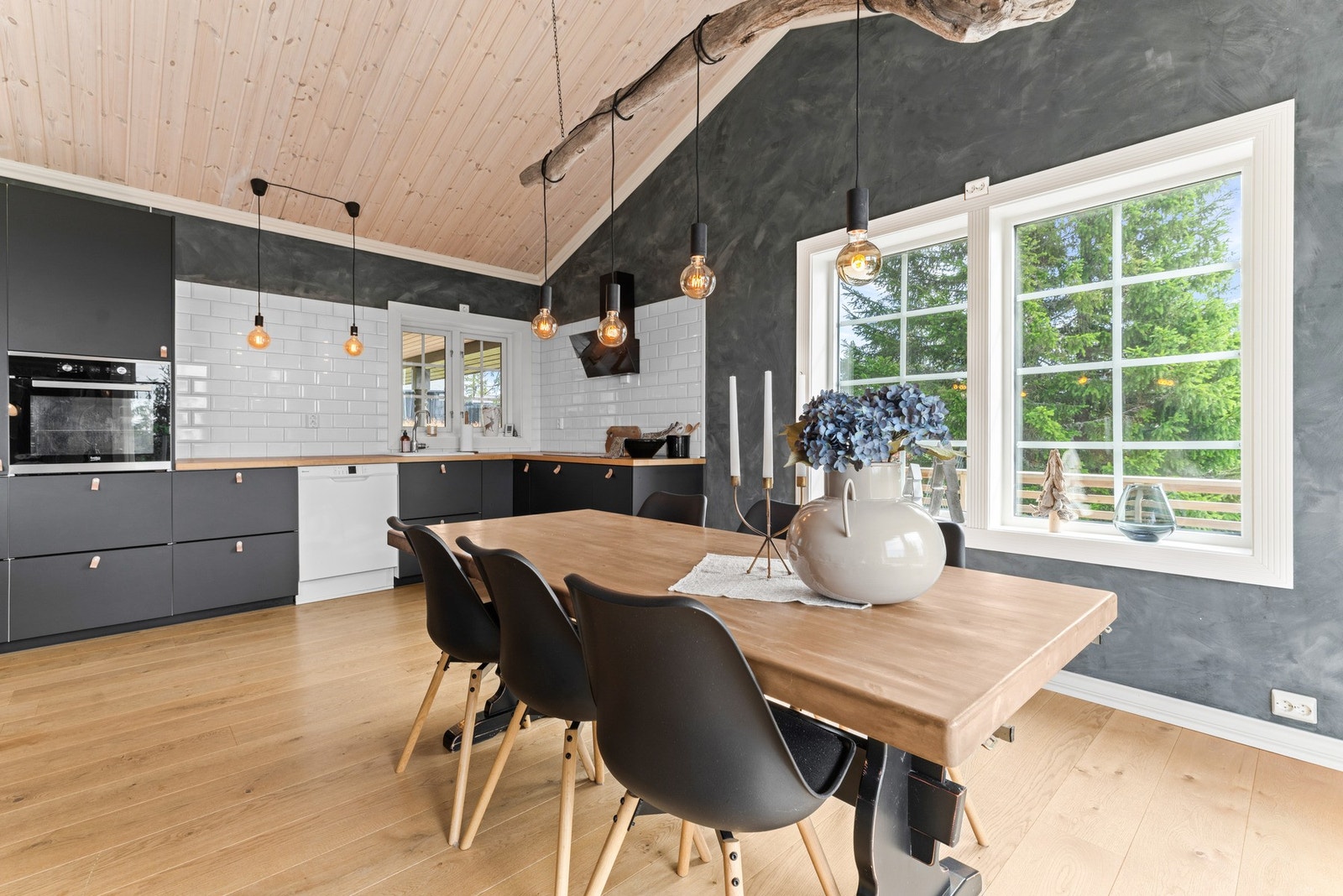 Kjøkkenet ligger i åpen forbindelse med stuen og har en moderne innredning fra 2017. Galleribilde