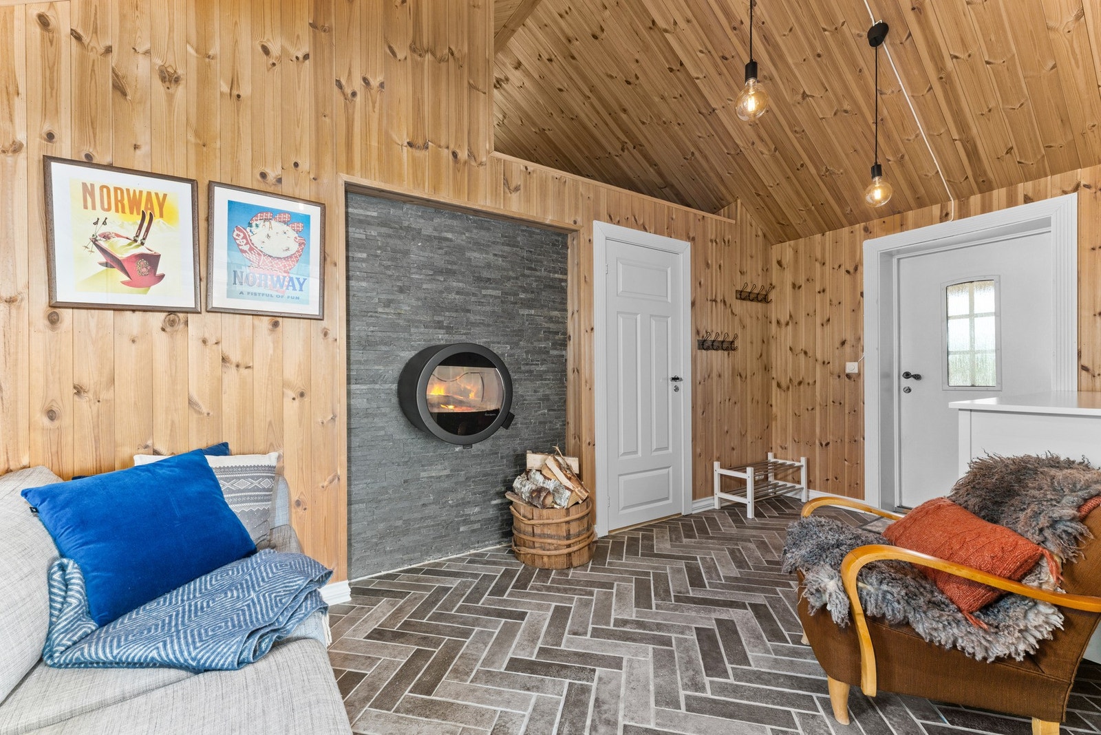 Hytta har en romslig gang som også fungerer som en hyggelig, ekstra oppholdsrom/stue. Galleribilde
