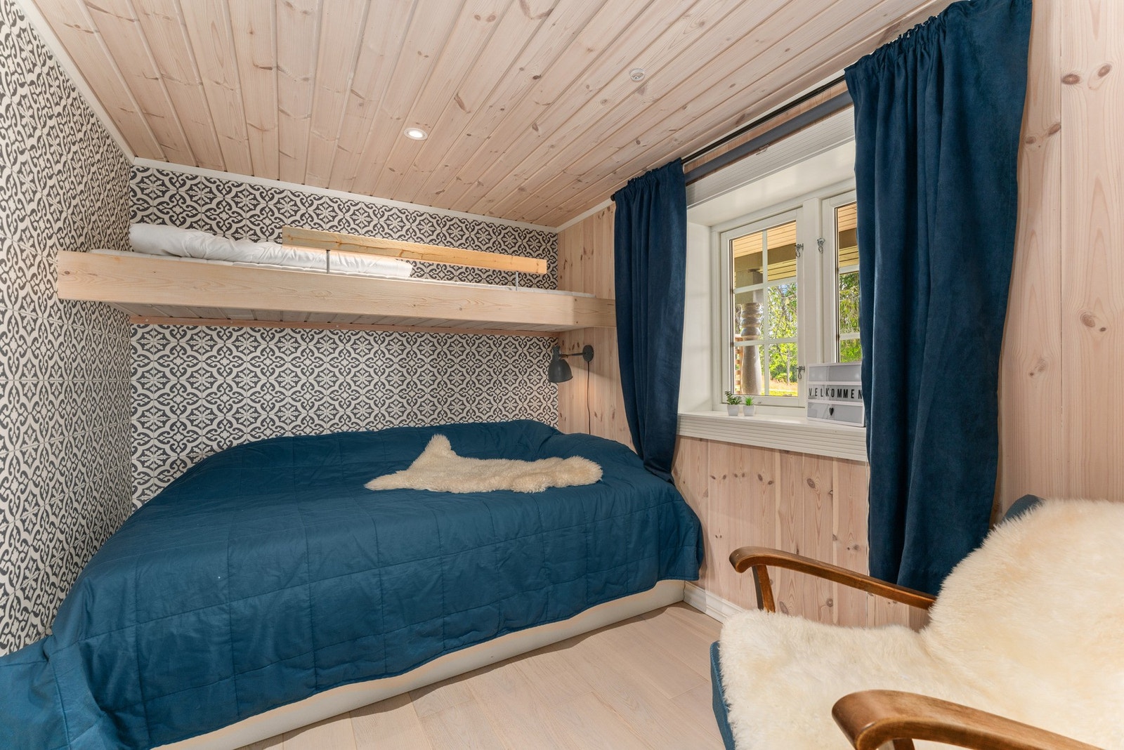 To av soverommene er effektivt innredet med familievennlige sengeløsninger, hvor køyer gir flere sengeplasser uten å oppta unødvendig gulvareal. Galleribilde