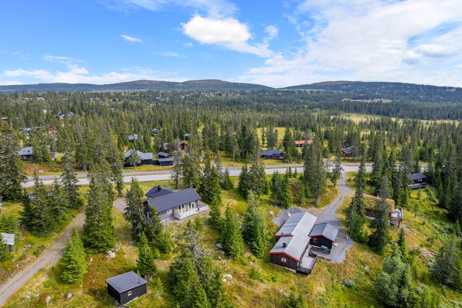 Hytta i Sjusjøevegen 1814 har en attraktiv og sentral beliggenhet på Sjusjøen, i rolige og naturnære omgivelser. Galleribilde
