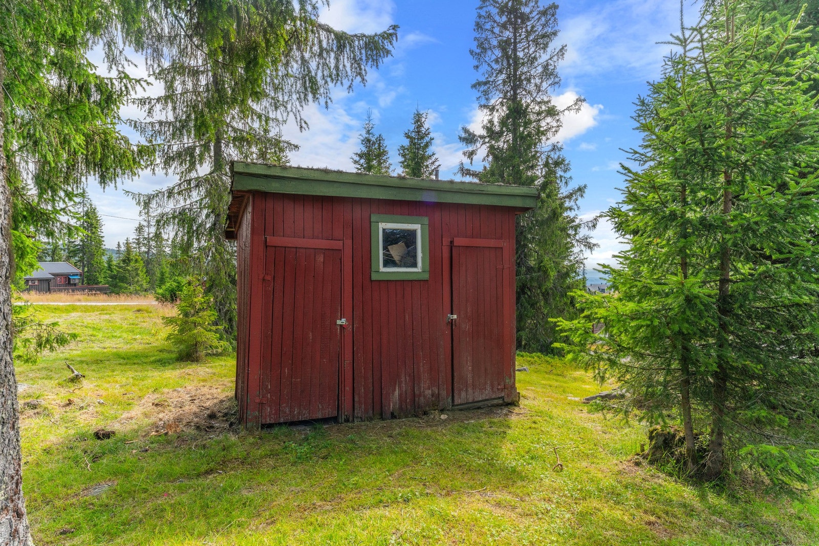 Frittstående vedskjul i dårlig forfatning på ca. 6 m². Galleribilde