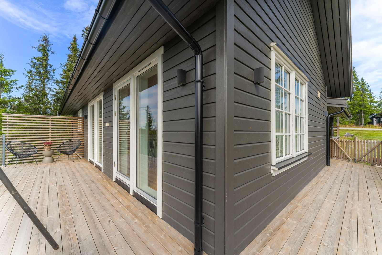 Rundt deler av hytta er det opparbeidet en romslig veranda/terrasse på ca. 39 m². Galleribilde