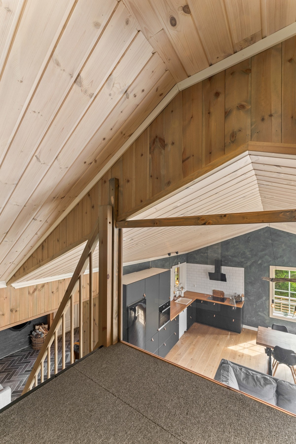 Ved toppen av trappen er det en åpen løsning med utsyn ned mot stuen og kjøkkenet. Galleribilde