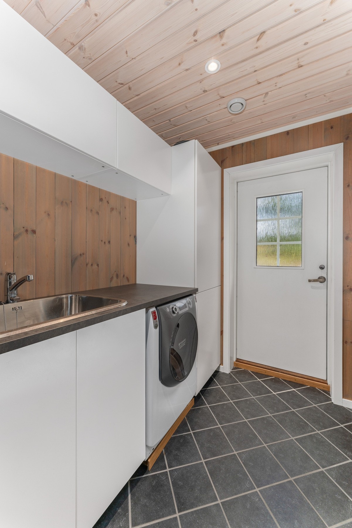 Det er direkte forbindelse mellom badet og vaskerommet. Galleribilde