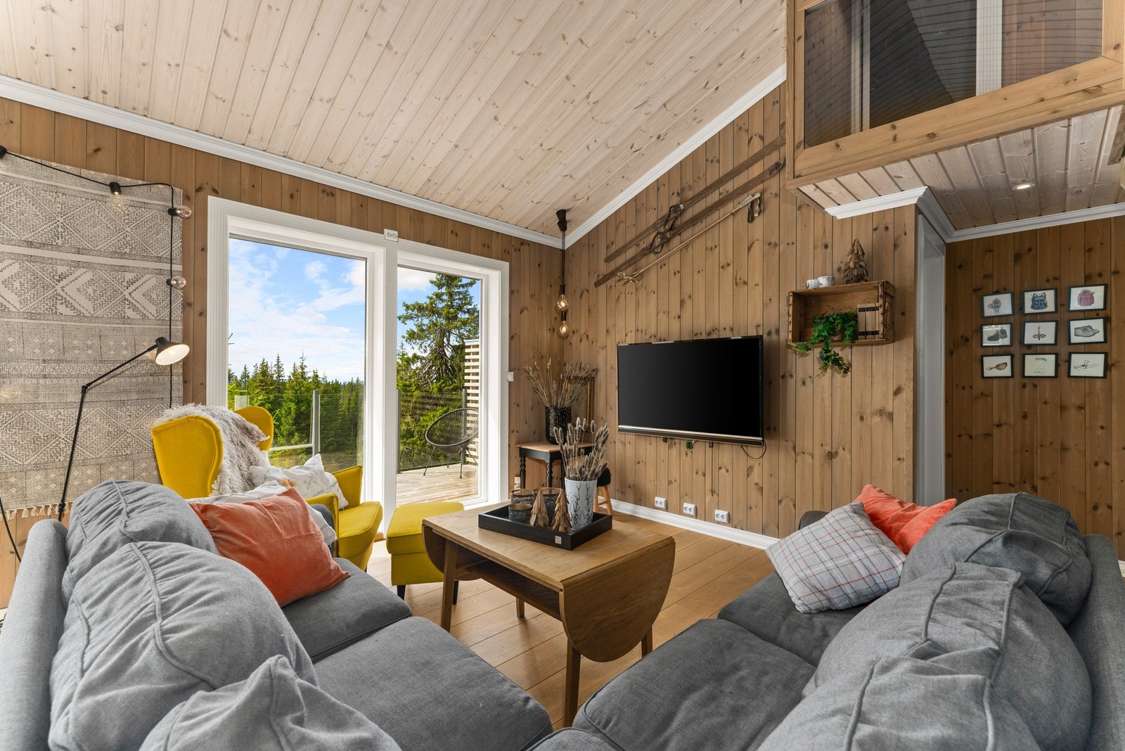 Fra stuen er det direkte utgang til den vestvendte terrassen. Galleribilde