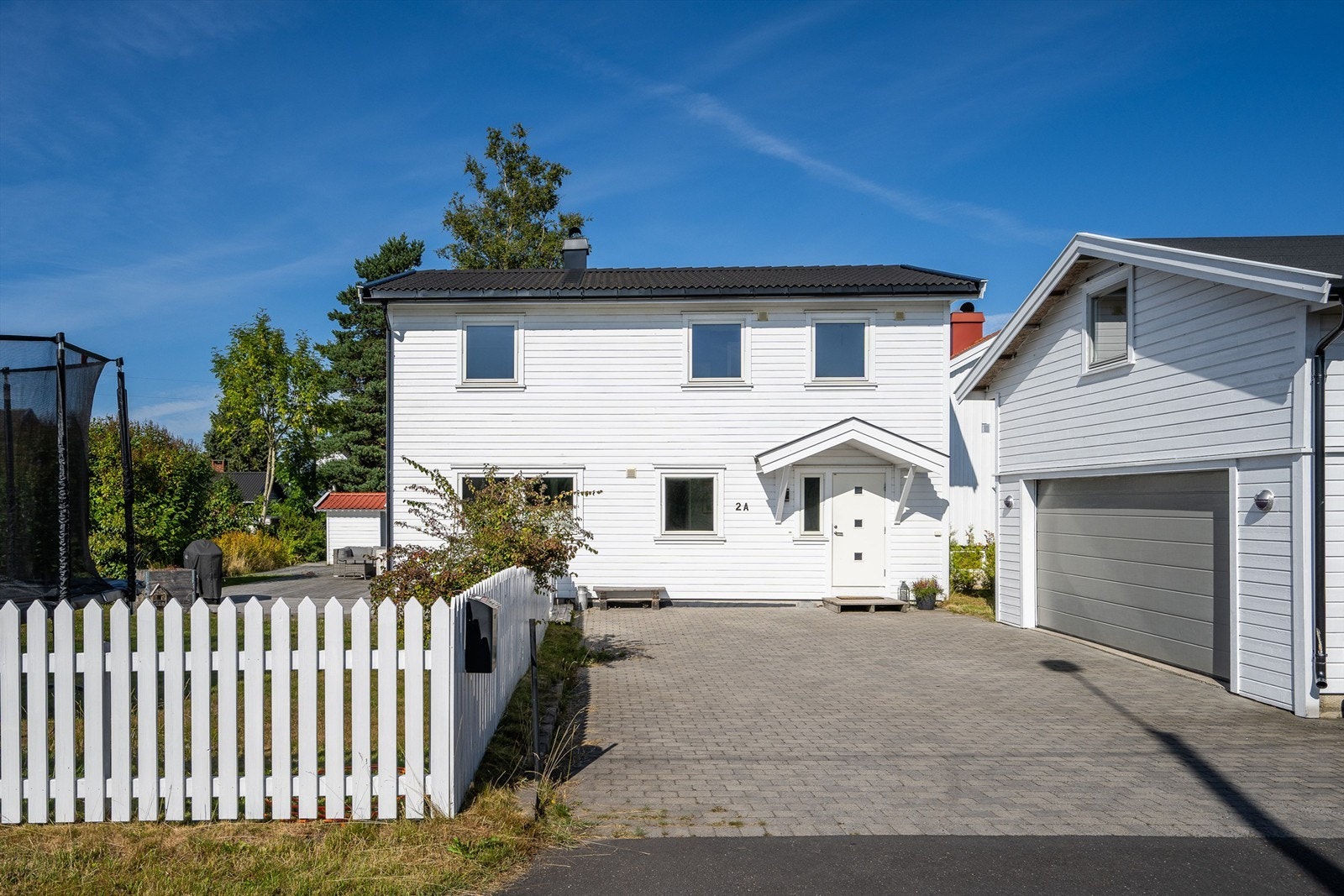 Stor, frittstående dobbelgarasje fra 2010 med lagringsplass på øvre plan og elbillader.
Foto: Fotofinish AS Galleribilde