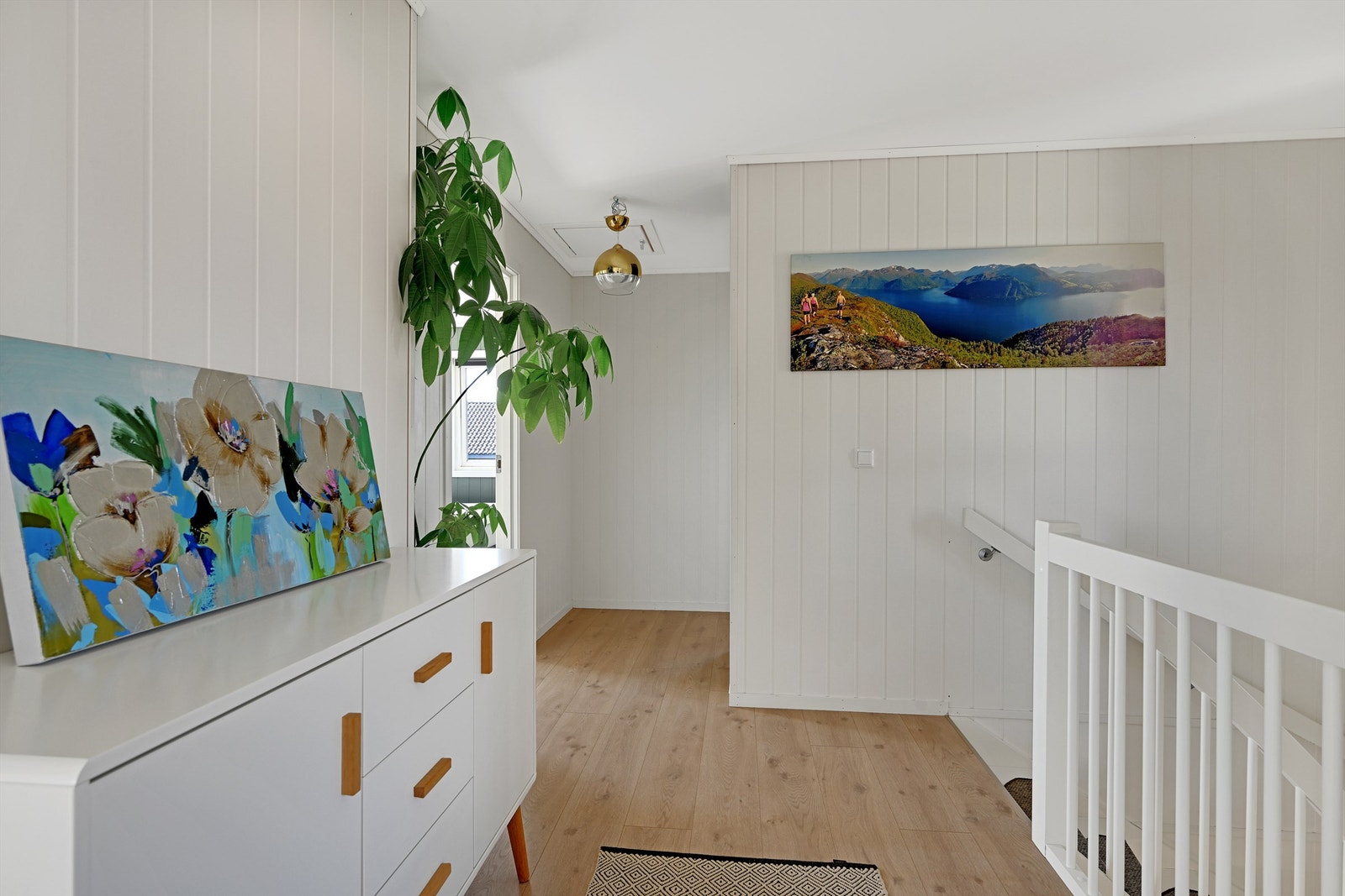 Gangen i andre etasje er lys og innbydende. Galleribilde