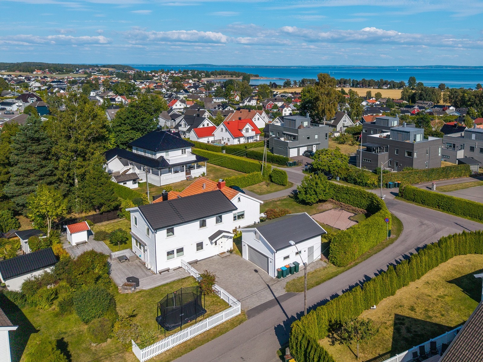 Beliggenheten kombinerer nærhet til natur med enkel tilgang til servicetilbud. Galleribilde