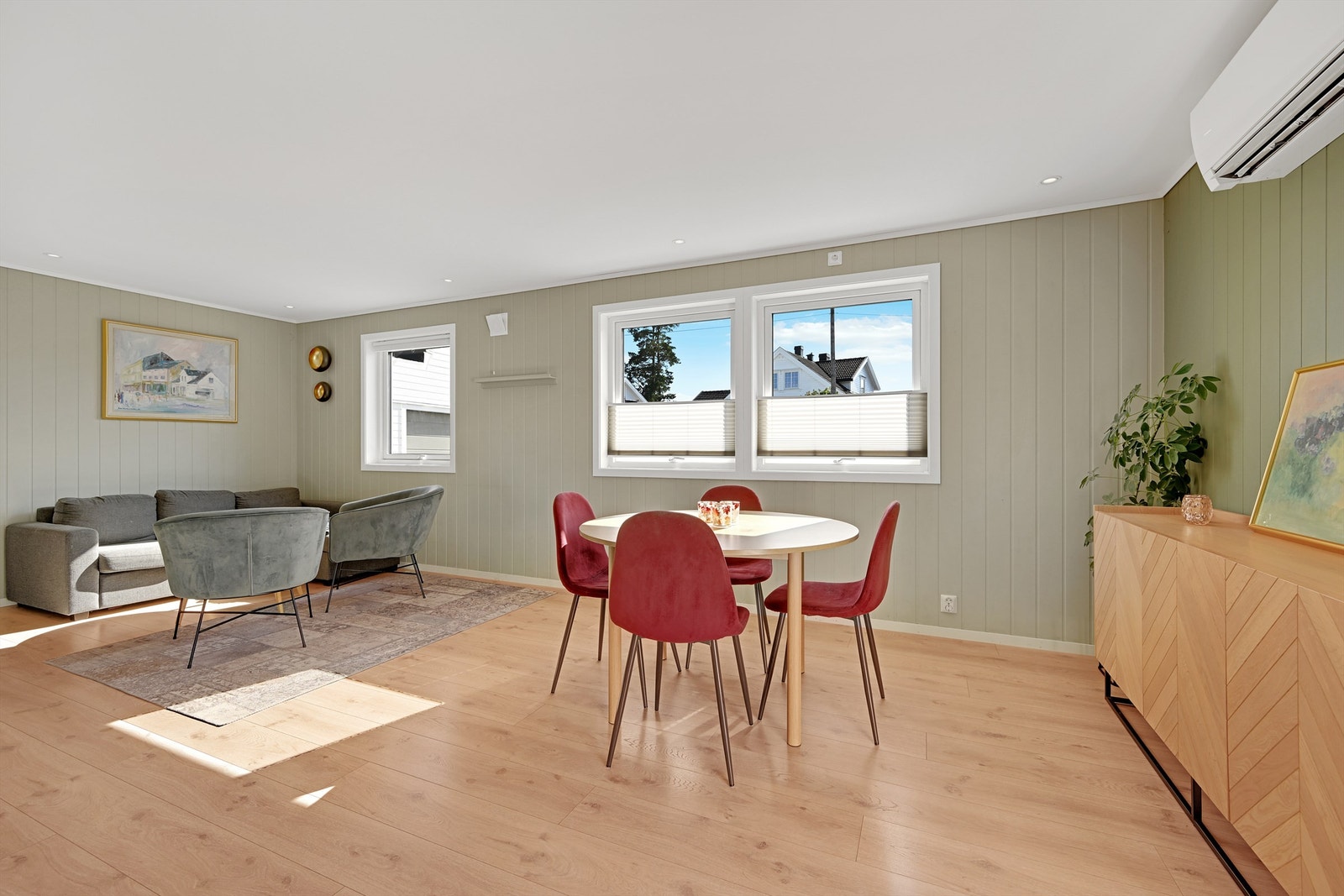 Stuen har god plass til både sofagruppe og spisebord. Galleribilde
