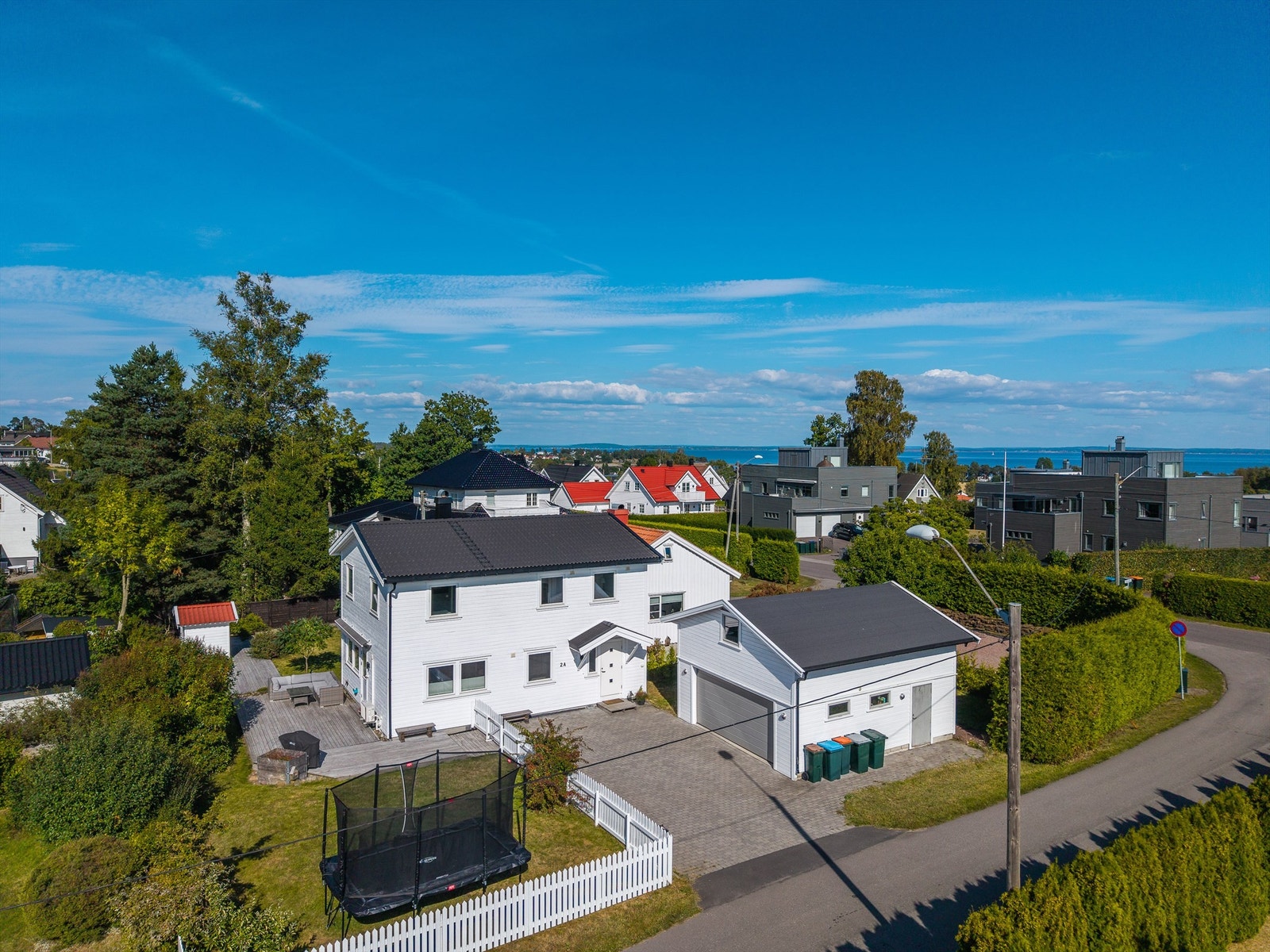 Herfra er det kort vei til sjøen, strender og flotte turområder. Galleribilde