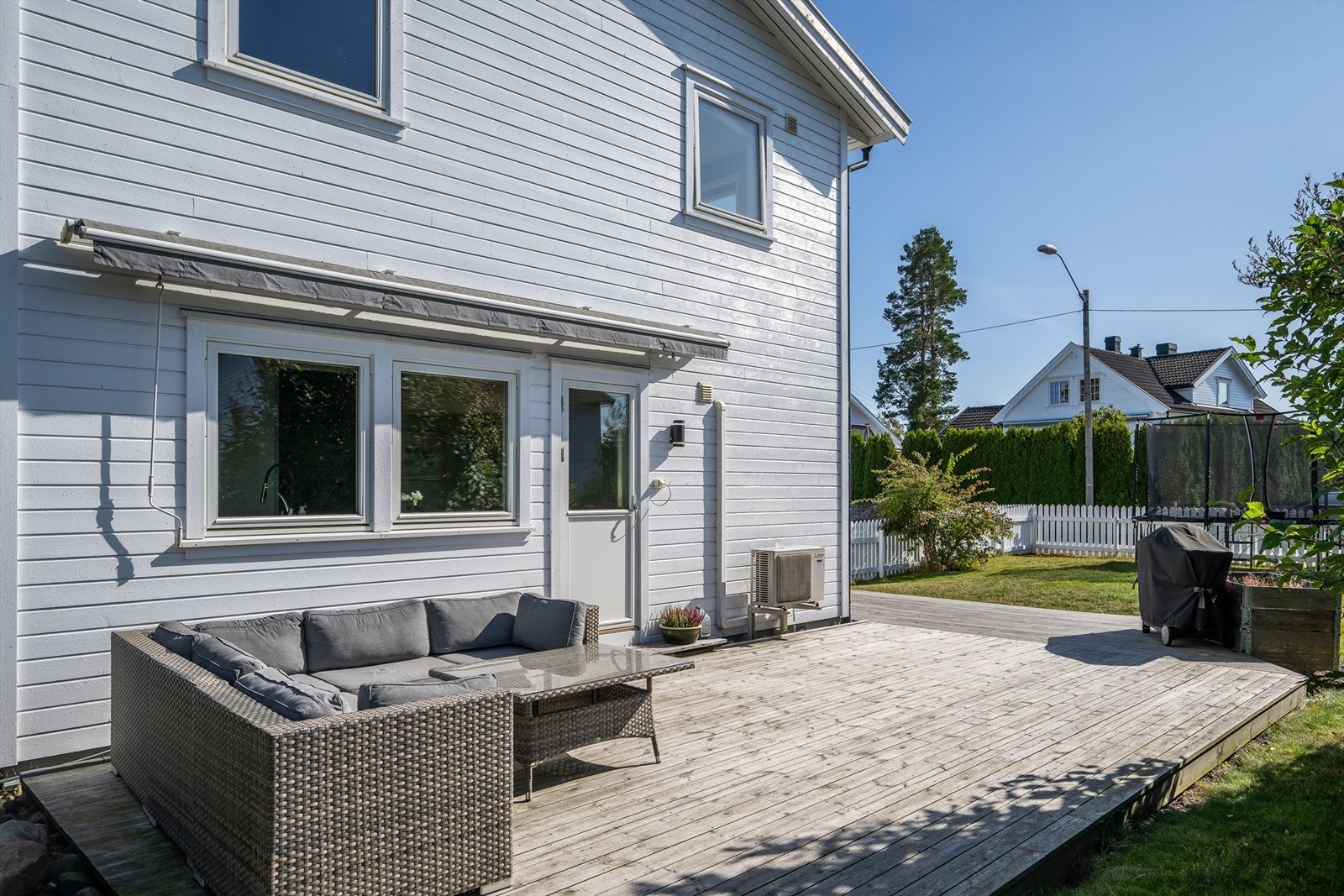 Deilig uteplass på romslig markterrasse på 42 m² med elektrisk markise Galleribilde