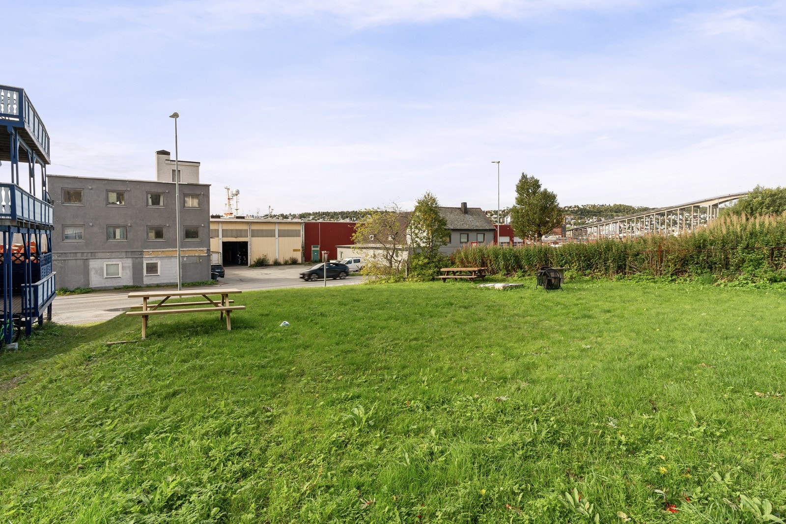 Felles sittebenker bidrar til et hyggelig og innbydende felles uteområde.