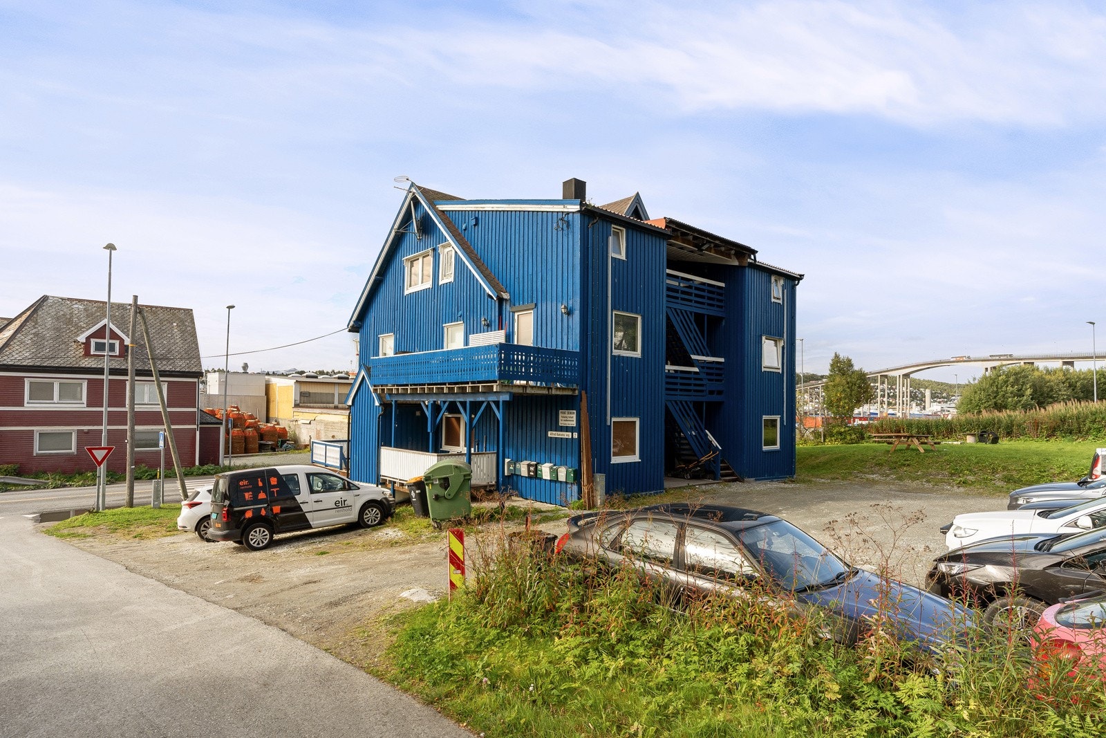 Gruslagt innkjørsel og gårdsplass.