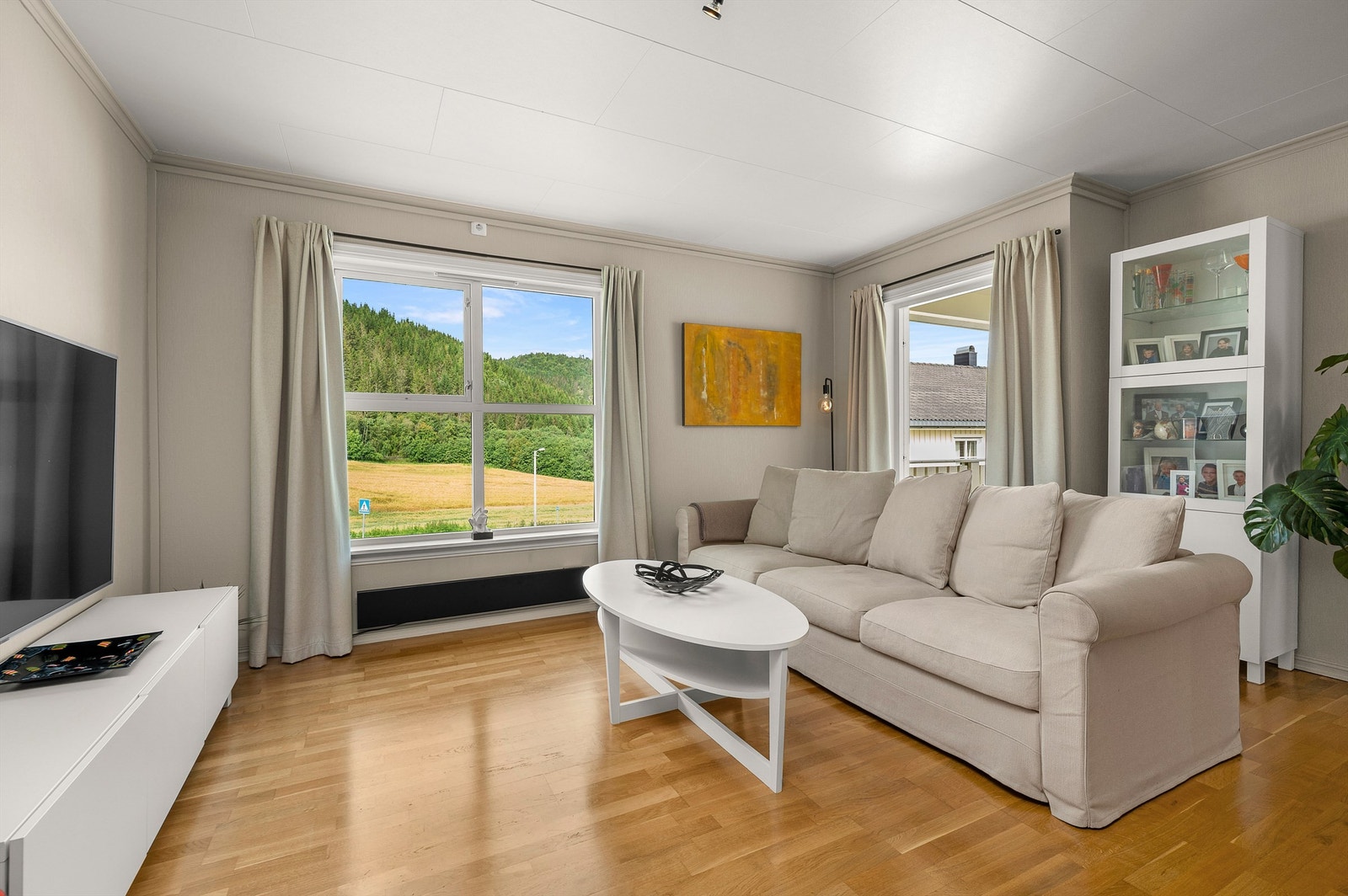 En lys og trivelig oppholdsavdeling med god plass til en romslig sofagruppe. Fra stuen er det direkte utgang til balkongen. Galleribilde