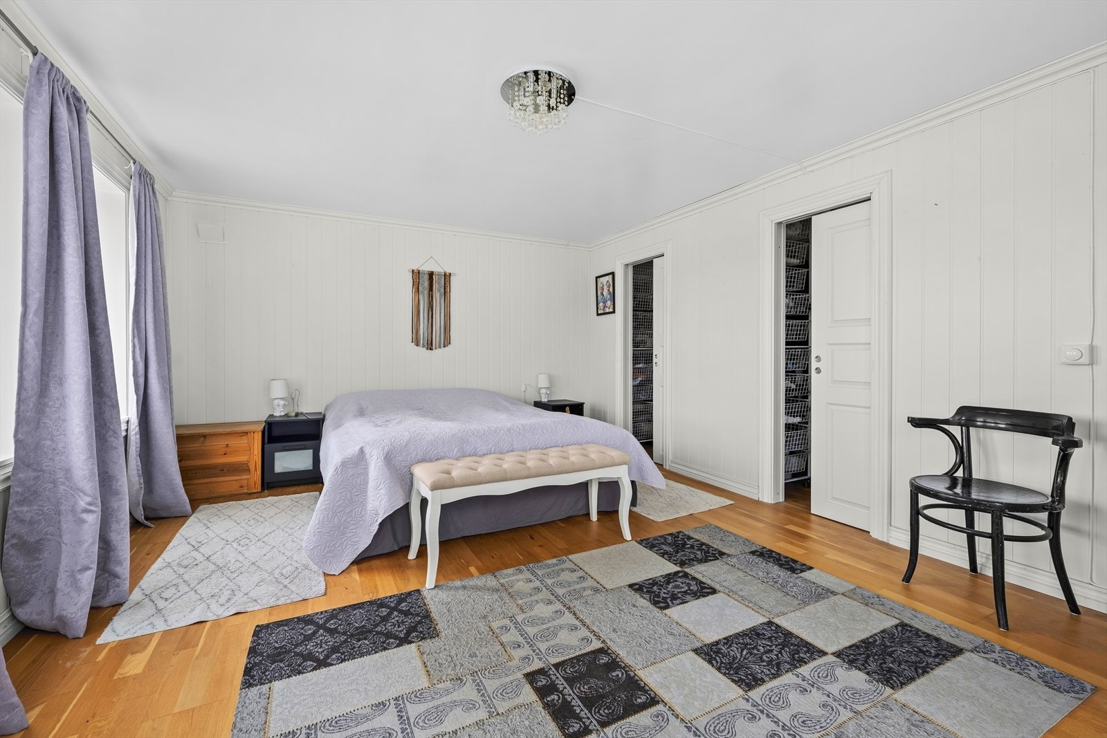 Romslig hovedsoverom med plass til dobbeltseng, nattbord og annet soveromsmøblement Galleribilde