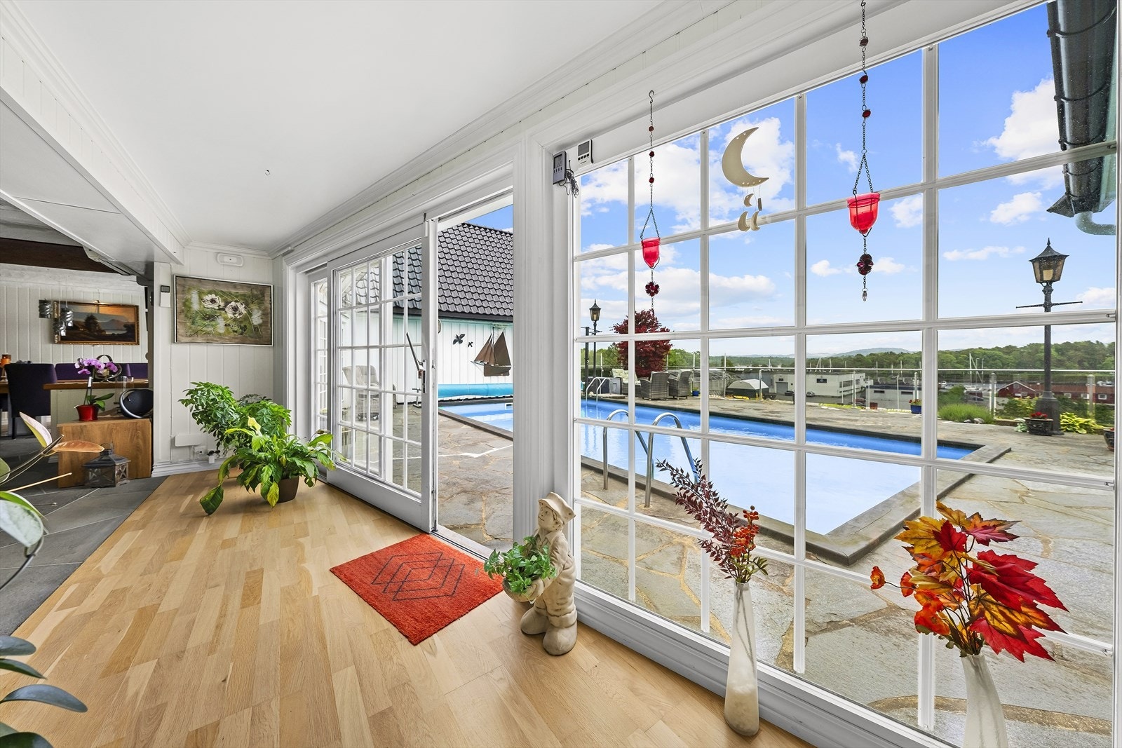Fra stuen er det utgang til terrasse via skyvedør Galleribilde