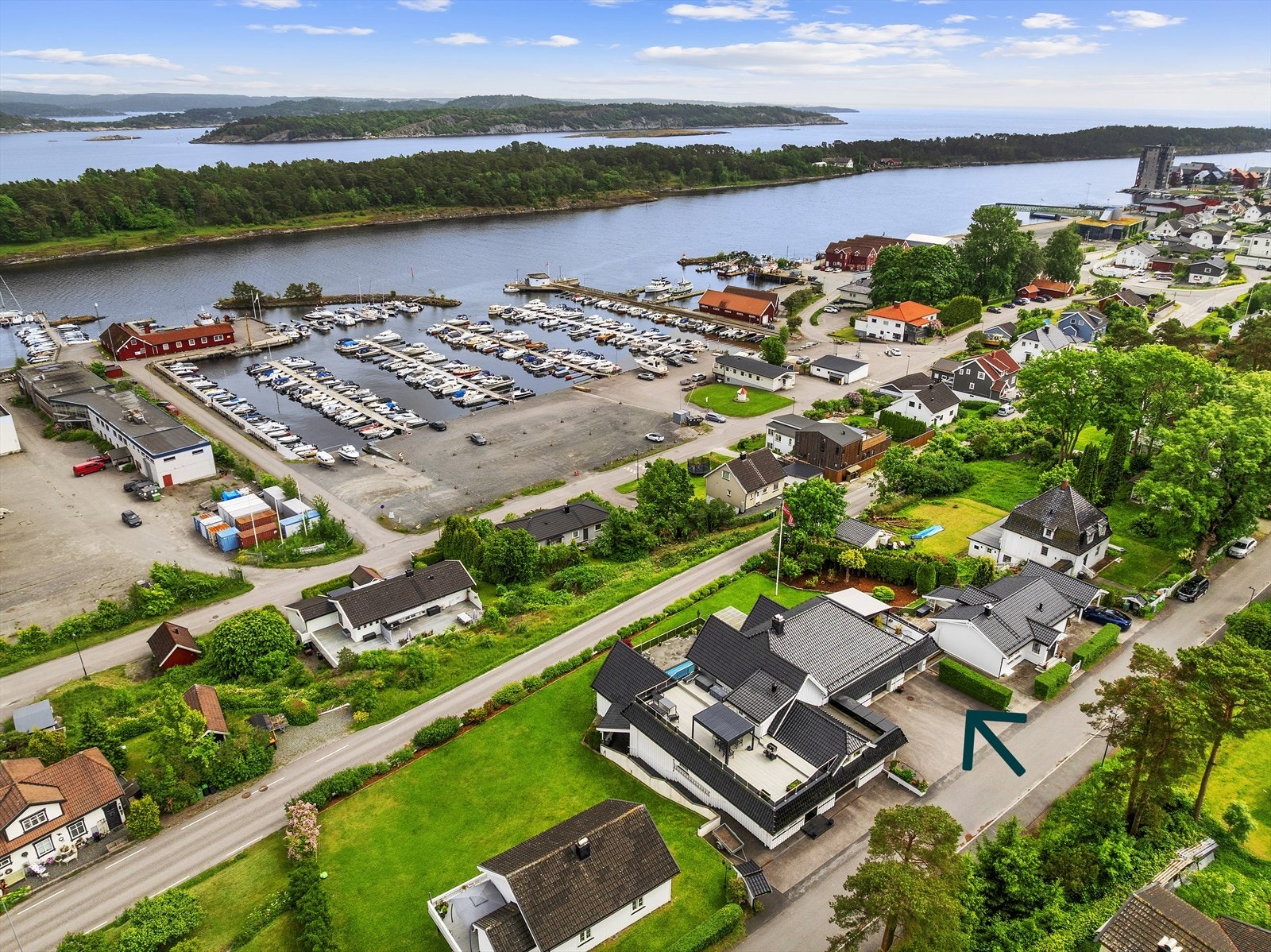 Parkering i garasje og gårdsplass Galleribilde