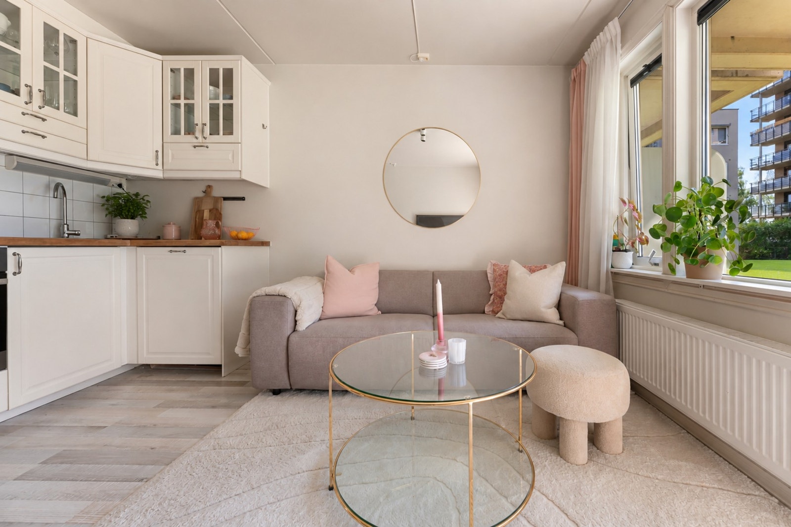 Lys stue med god plass til sofagruppe og tilhørende møblement. Galleribilde