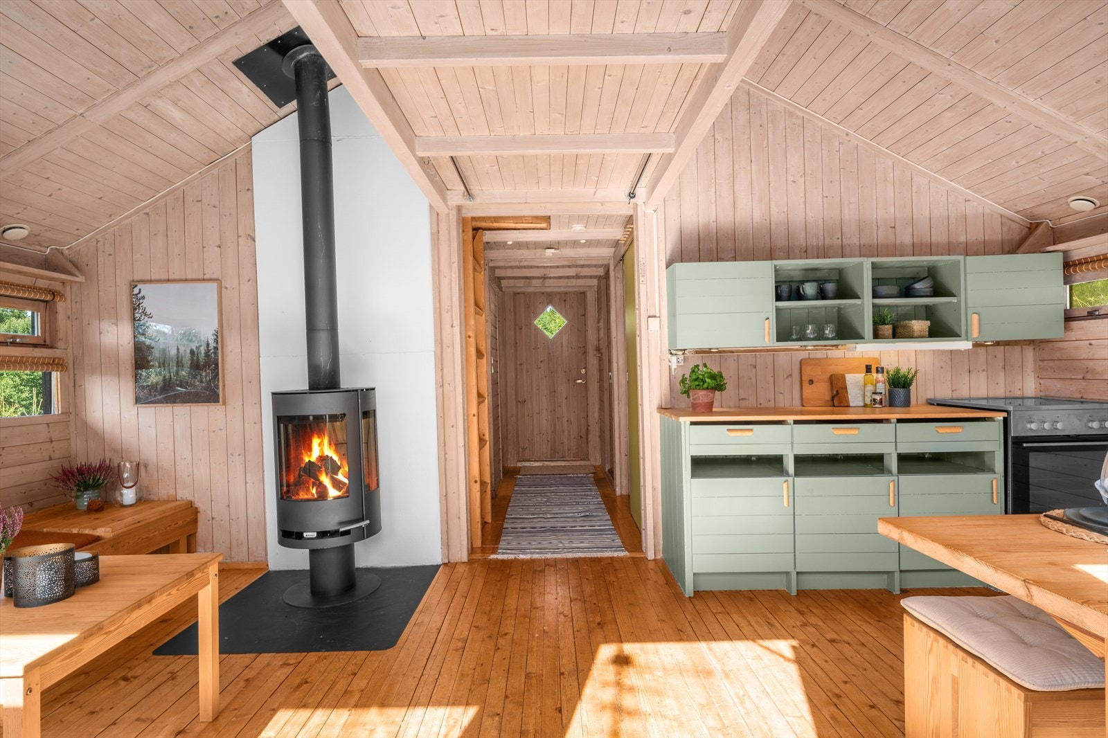 Fra gangen går det trapp opp mot hems. Galleribilde