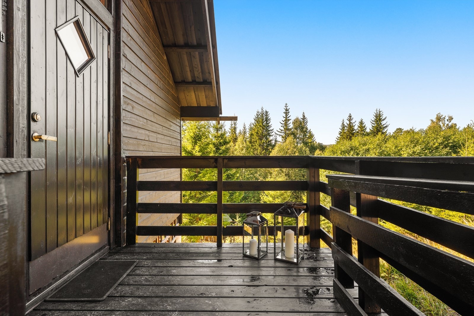 Fra inngangspartiet er det adkomst via veranda. Galleribilde