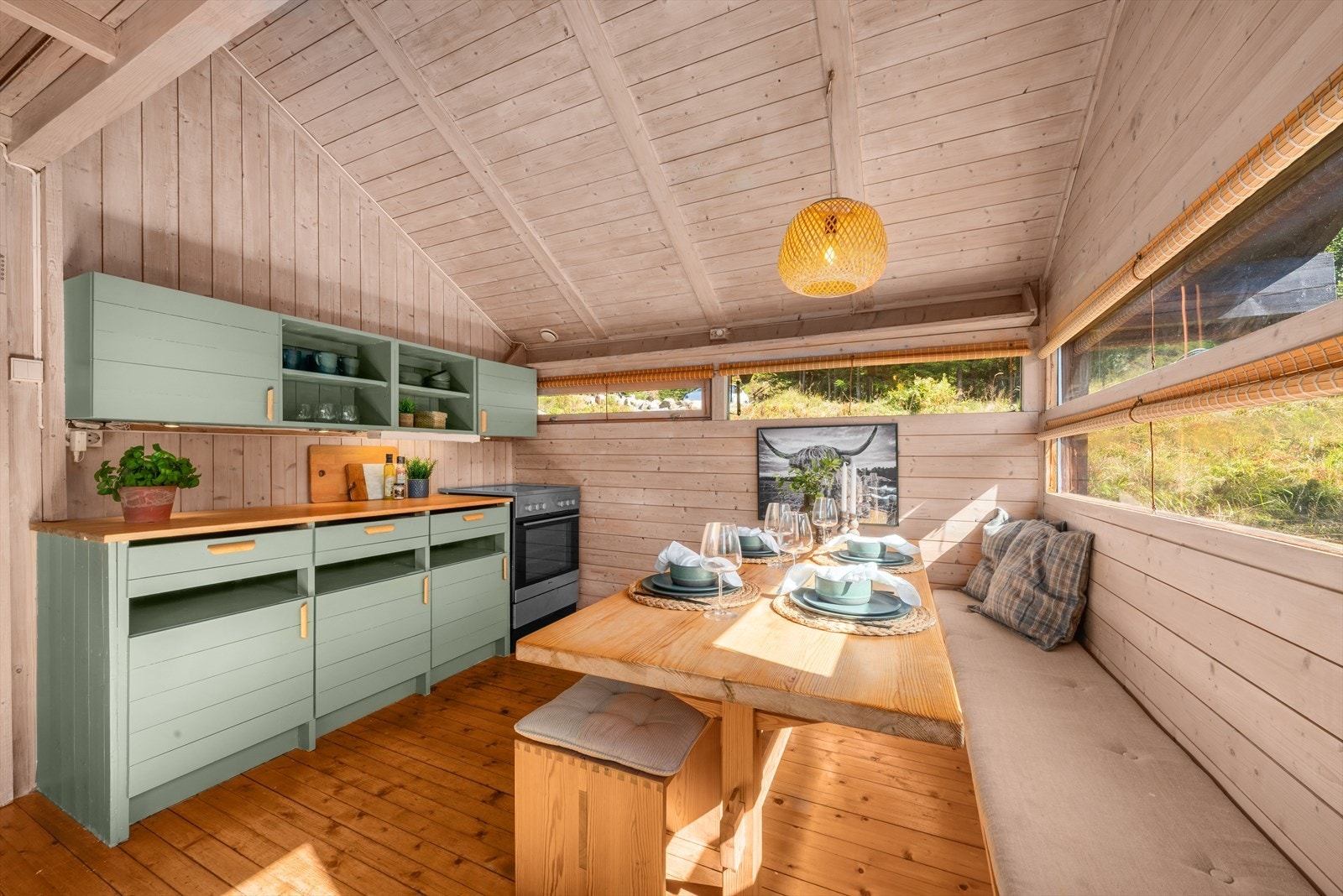 Et godt og sosialt allrom. Spiseplass på kjøkken har plass til hele familien. Galleribilde