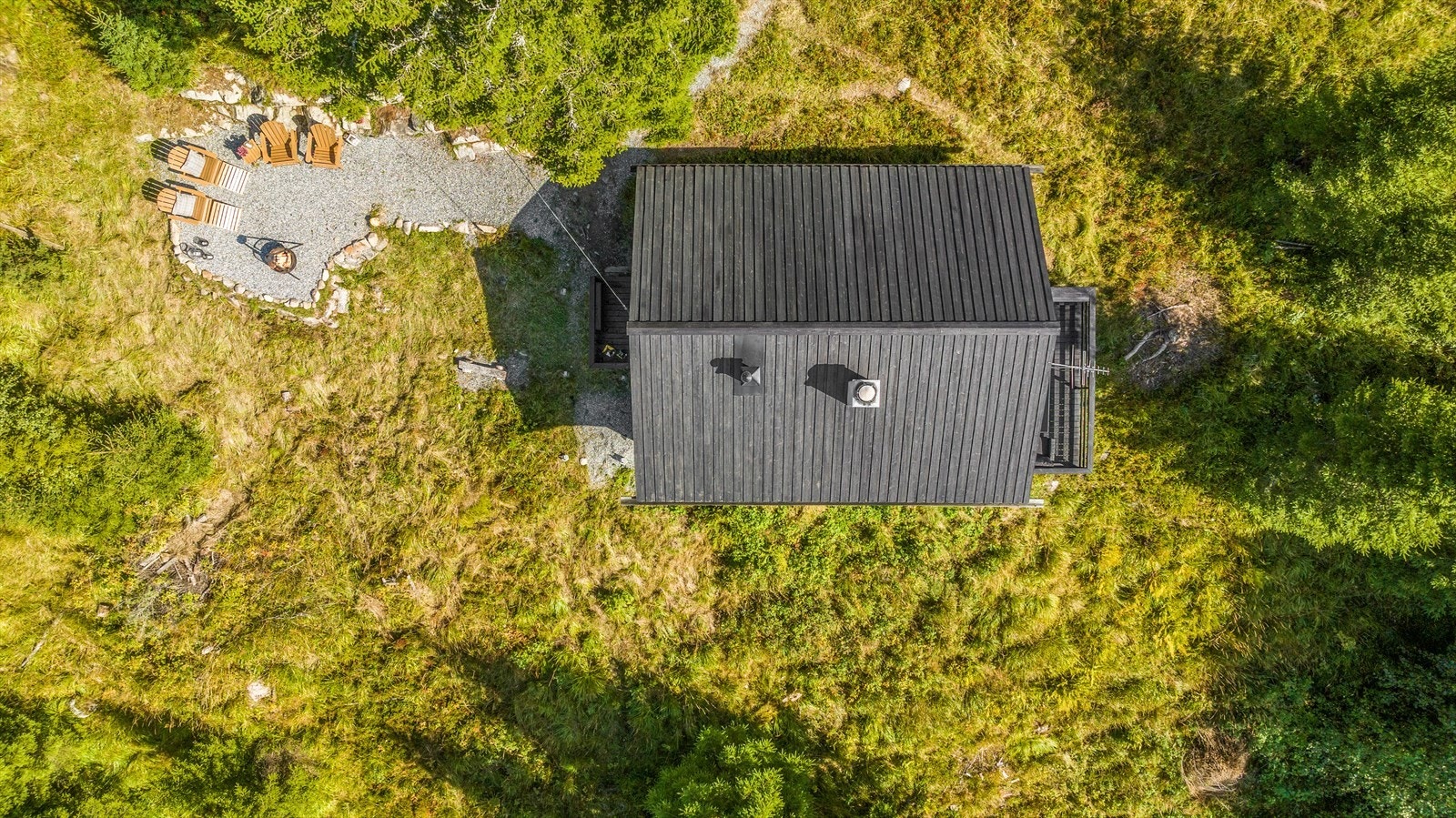 Romslig, eiet tomt på ca. 2390 kvm gir spillerom for både egne hobbyer og boltreplass for små utforskere. Galleribilde