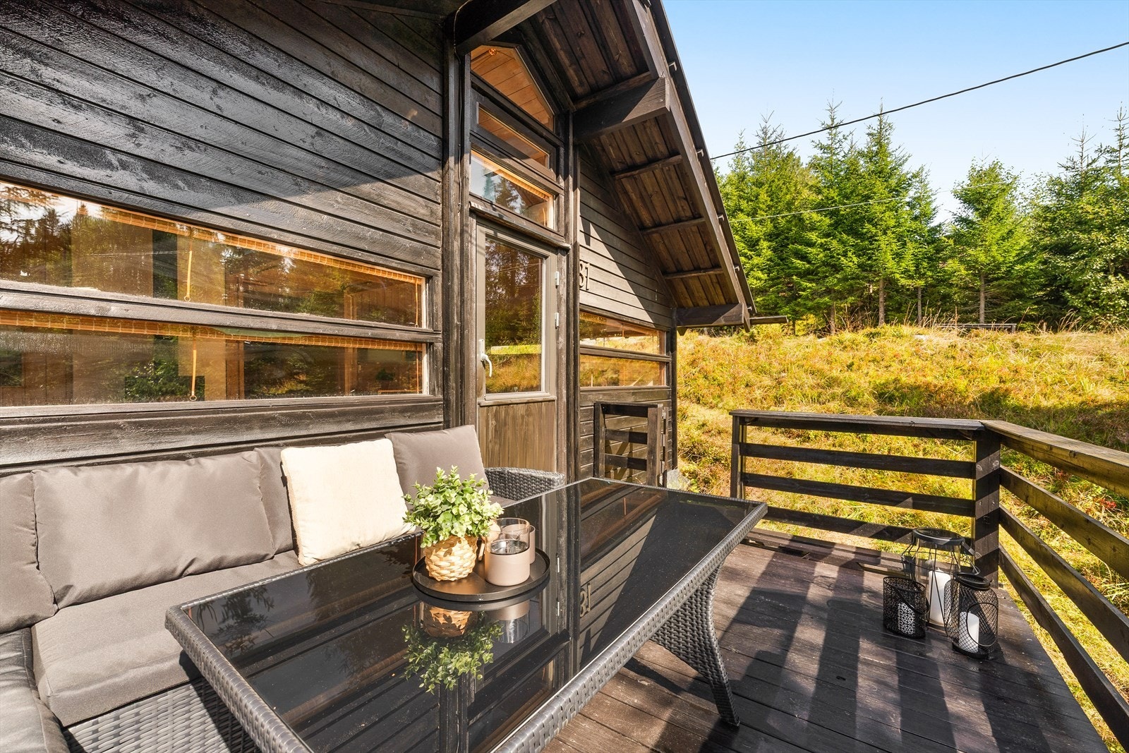Fra stuen er det utgang til terrasse på 14 m² med god plass til utemøbler. Galleribilde