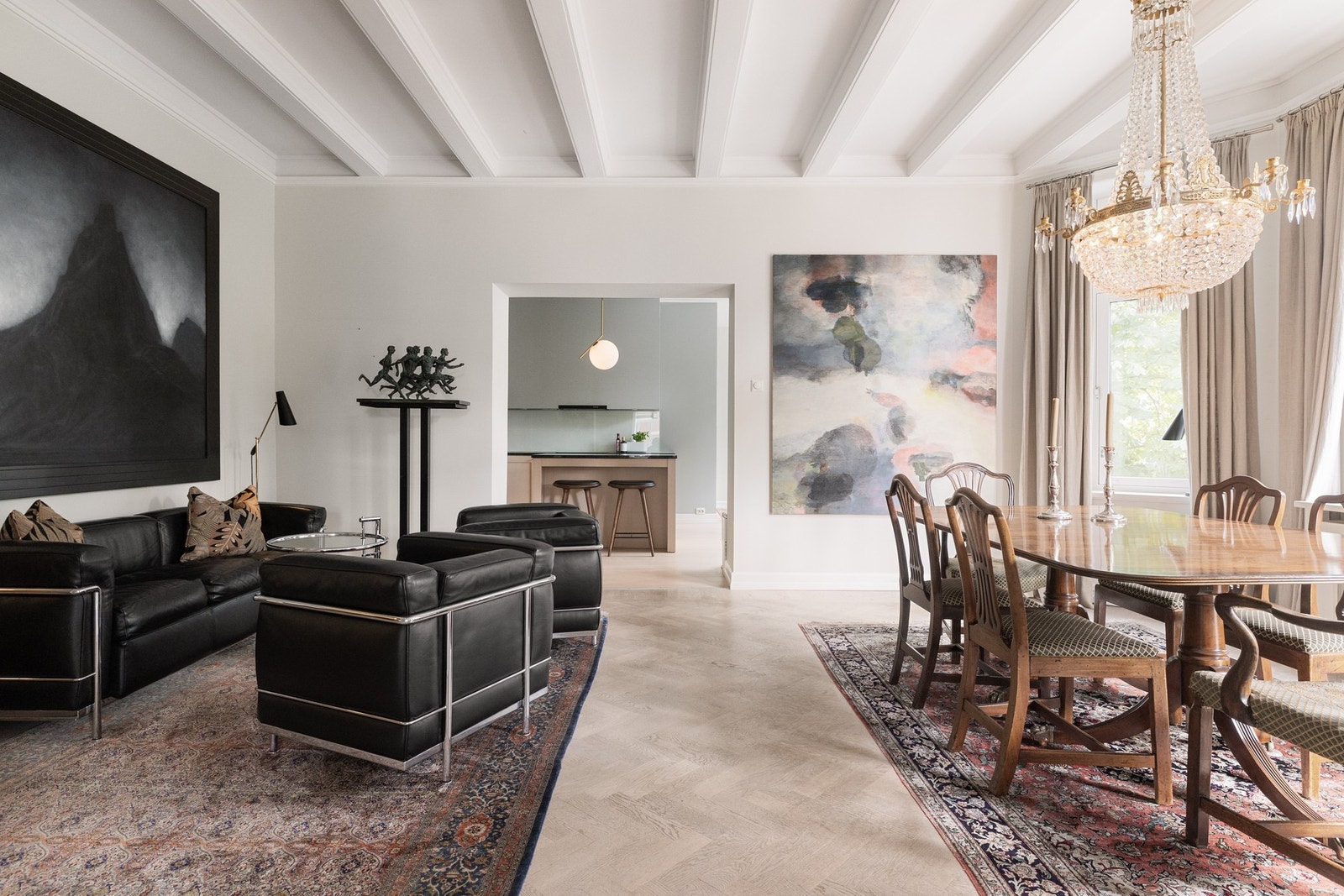 Spisestuen har en naturlig plass mellom kjøkkenet og stuen - perfekt for både hverdagsmiddager og lange selskaper. Galleribilde