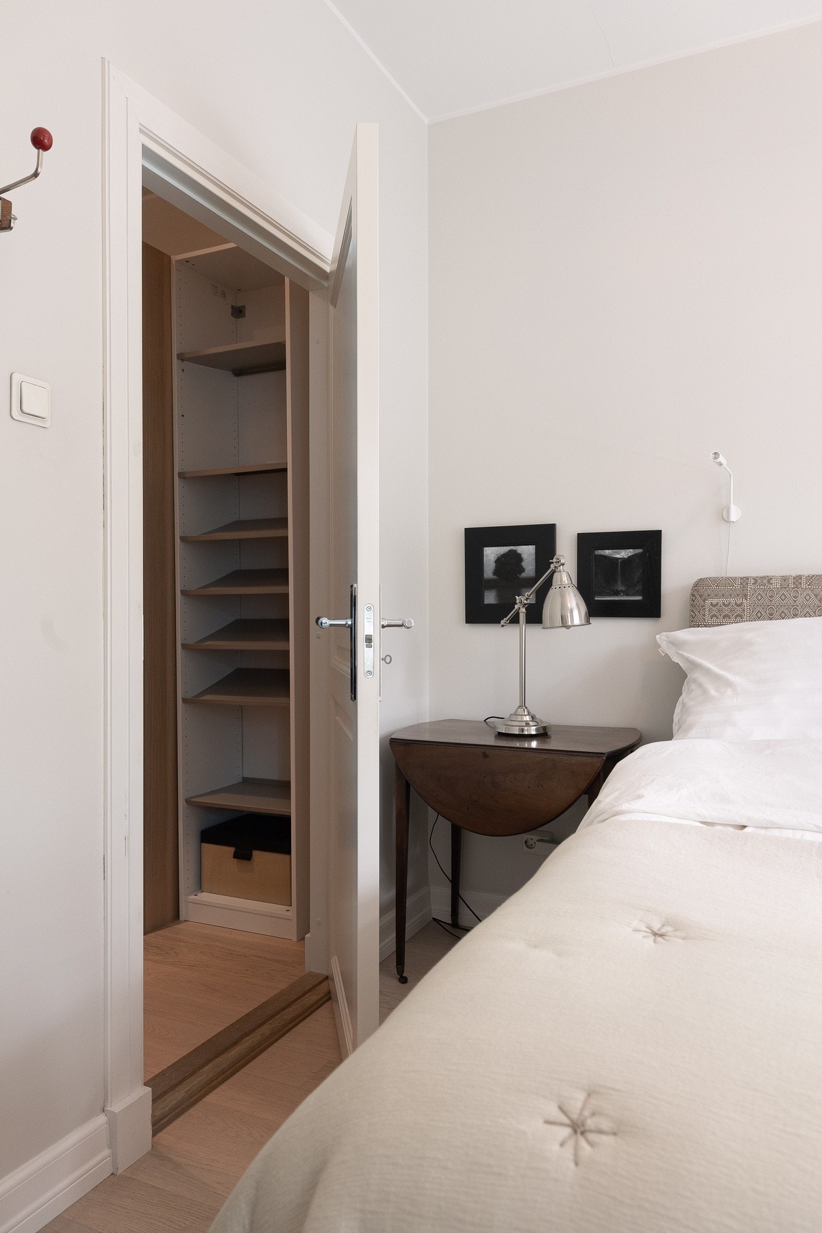 Inngang walg-in-closet. Galleribilde