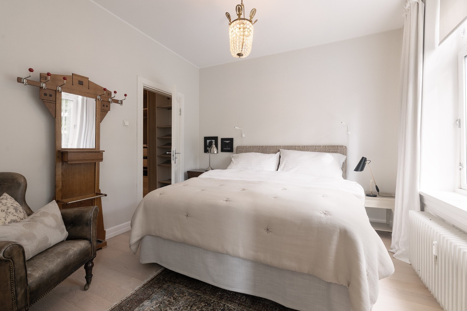 Hovedsoveom med inngang til walk-in-closet. Galleribilde