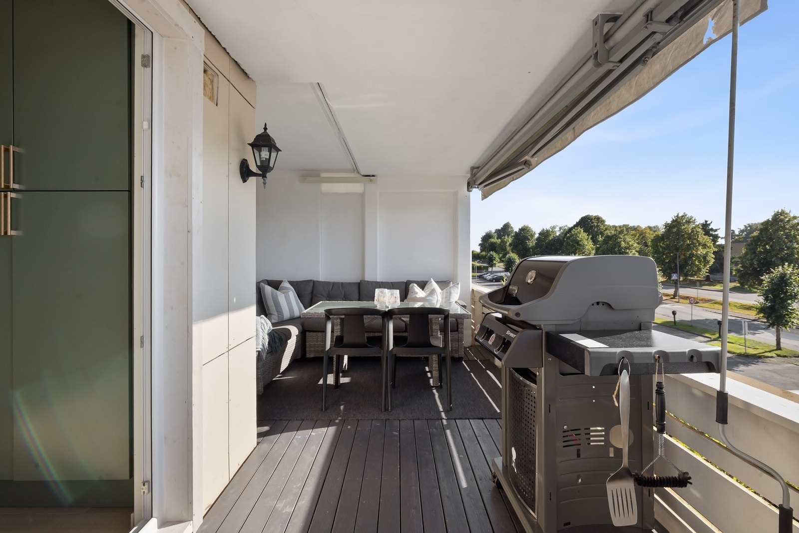 Det er god plass til både spisegruppe, loungemøbler og grill Galleribilde