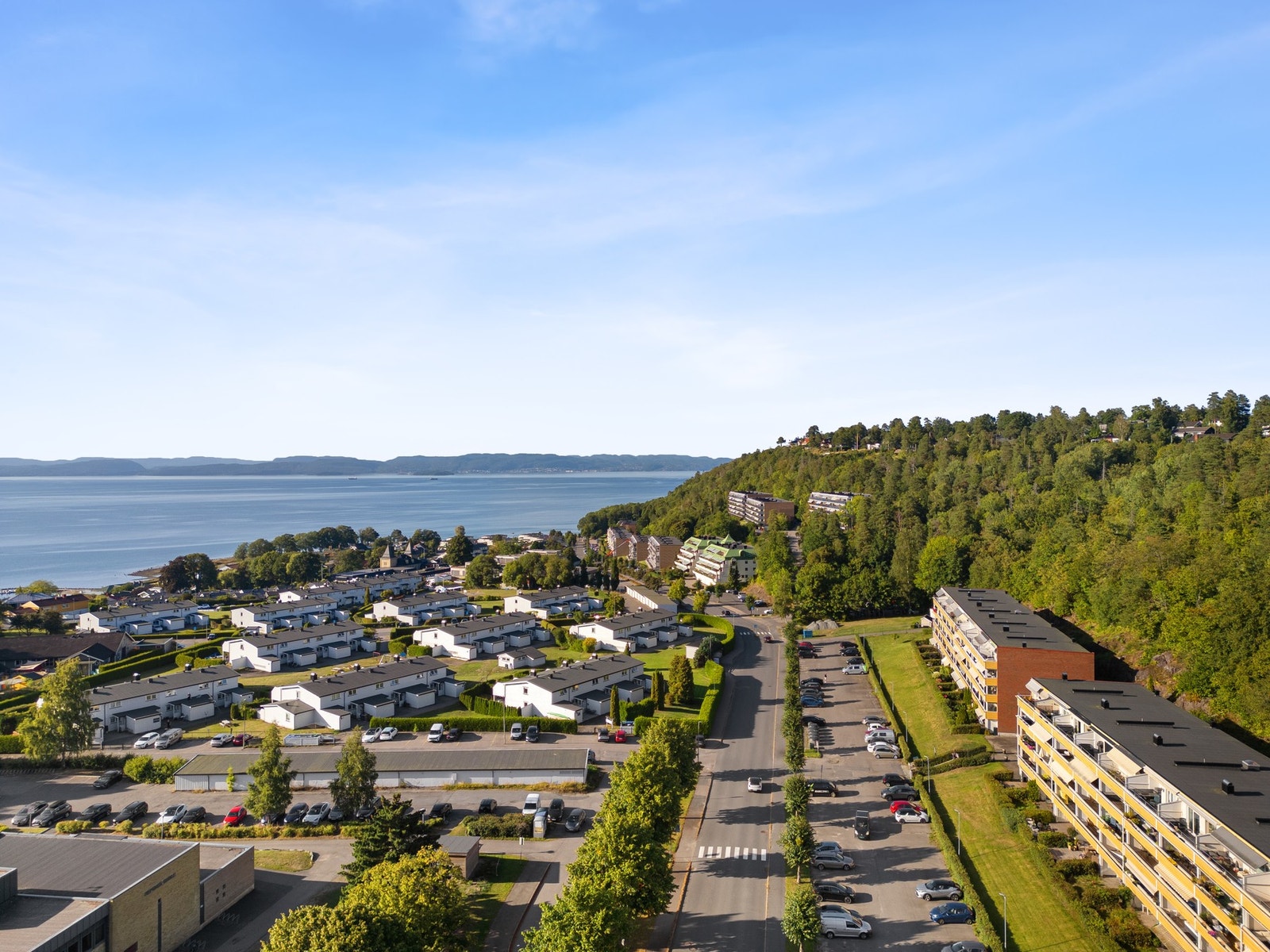 Her vil du bo sentralt, men allikevel med kort vei til sjø, strand og flotte turmuligheter Galleribilde