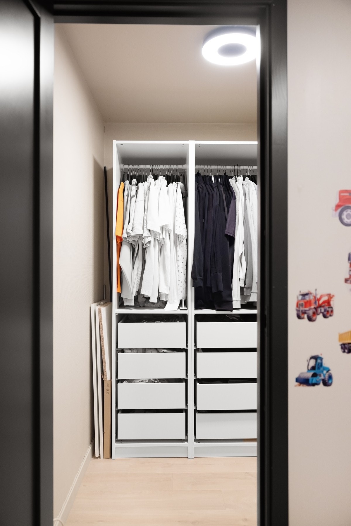 Fra alkoven er det tilgang til et walk-in closet Galleribilde