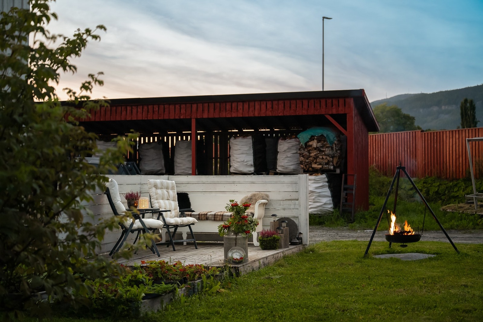 Et pent og velholdt uteområde med frodig beplantning. Galleribilde