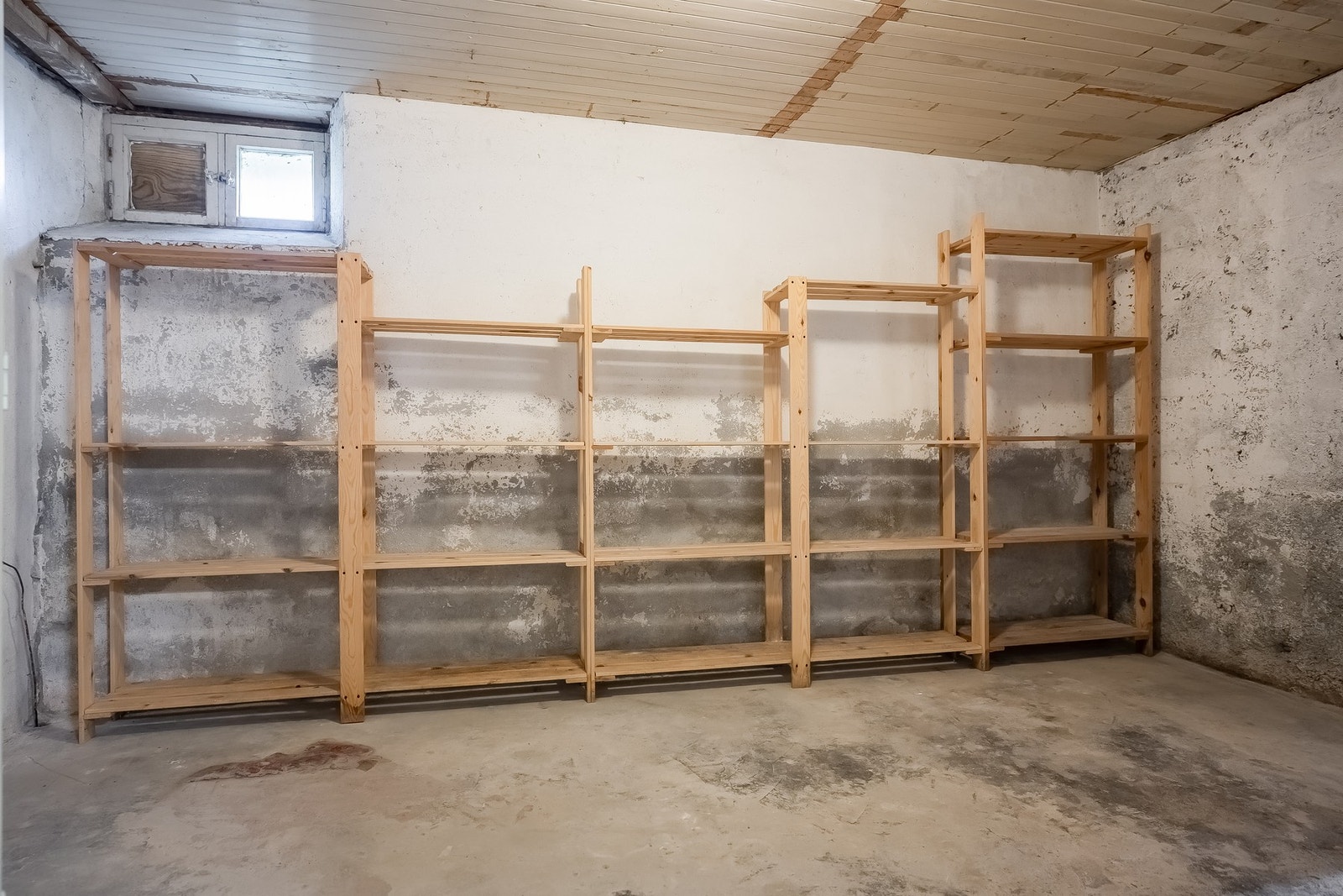 Kjelleren består av totalt 7 boder av svært gode størrelser. Galleribilde