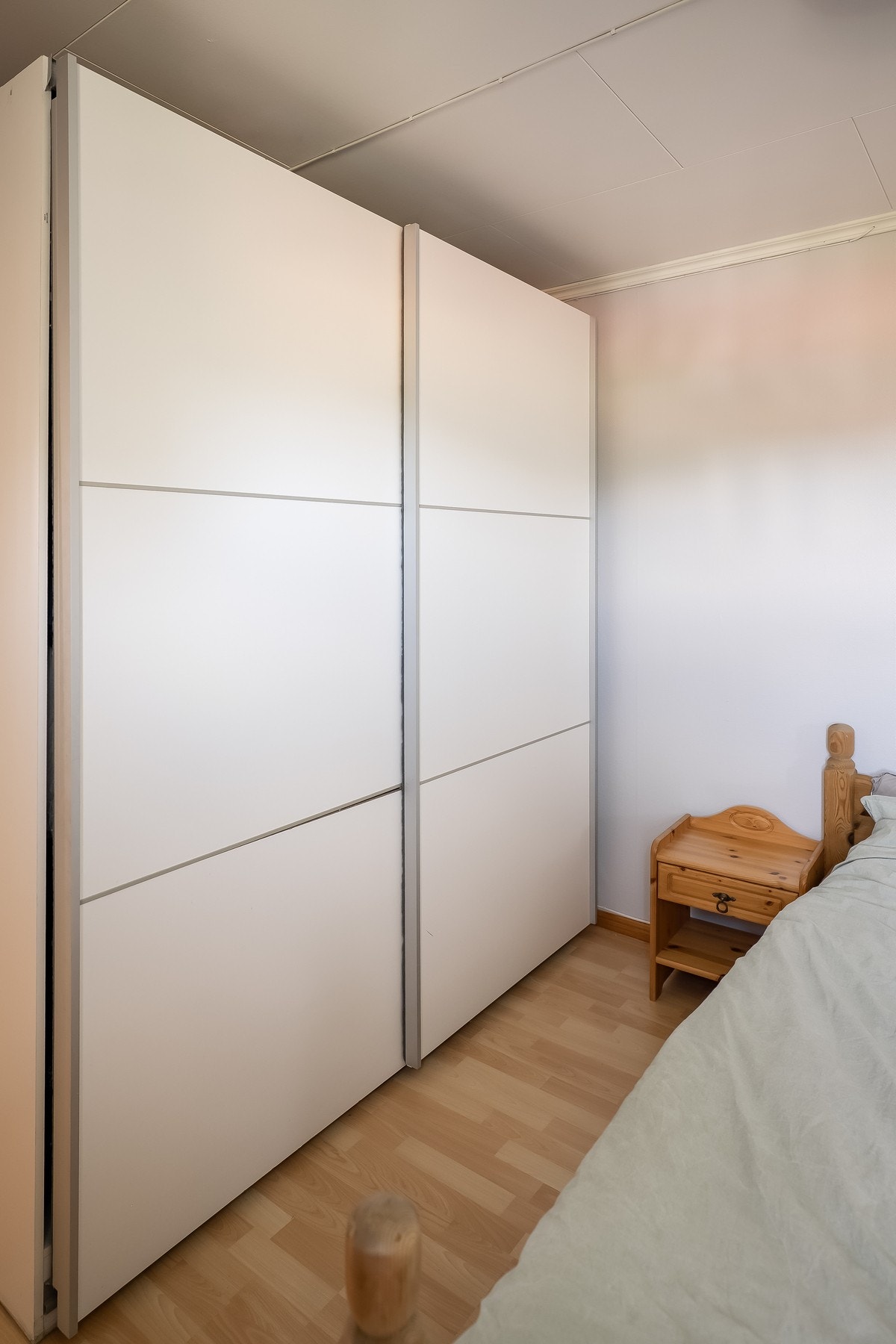 Her er det gode oppbevaringsmuligheter i stort garderobeskap. Galleribilde
