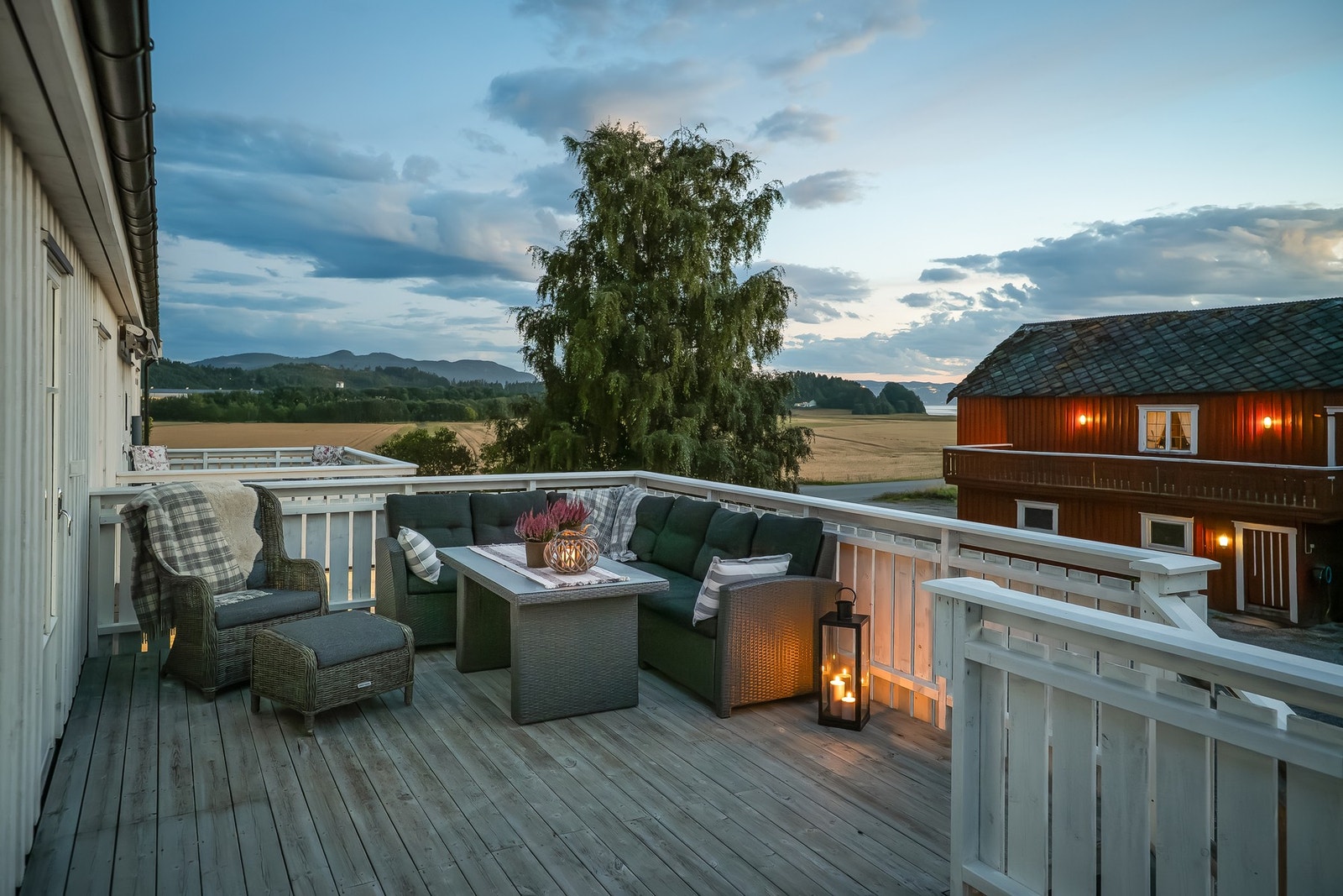 I 2.etasje har du en romslig terrasse på 25 kvadratmeter med utsyn ut mot tunet. Galleribilde