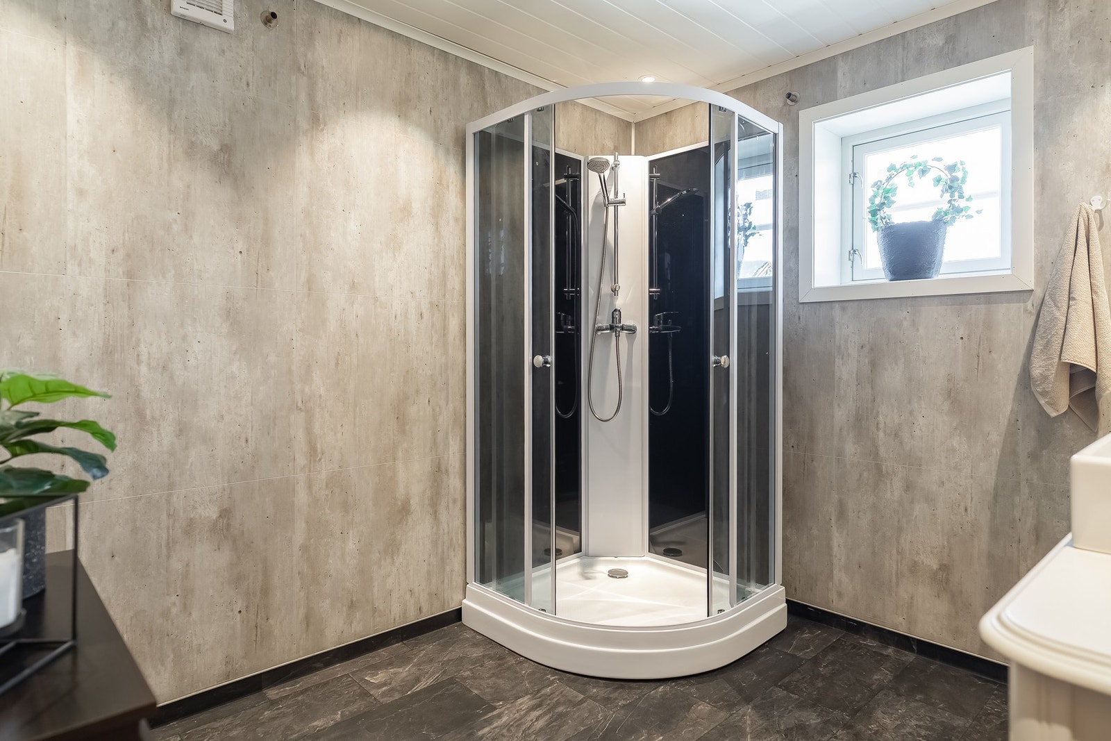 Badet er utstyrt med dusjkabinett og servant med innredning. Her er det mulighet til å sette inn badekar. Galleribilde